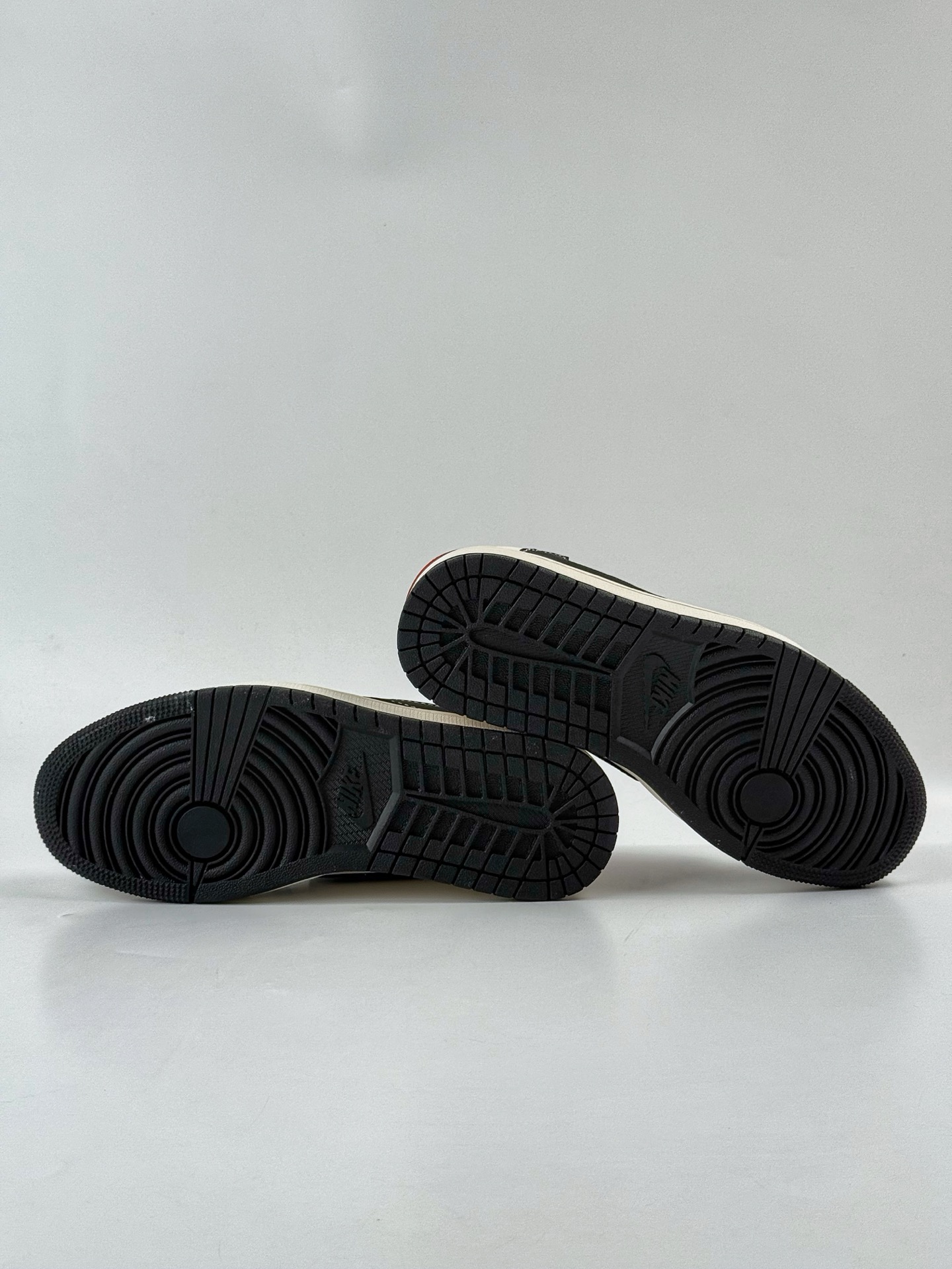 280 Travis Scott x Nike Air Jordan 1 Low x Louis Vuitton Air Jordan 1 Low 反转黑白满天星倒钩 ZH2598-162