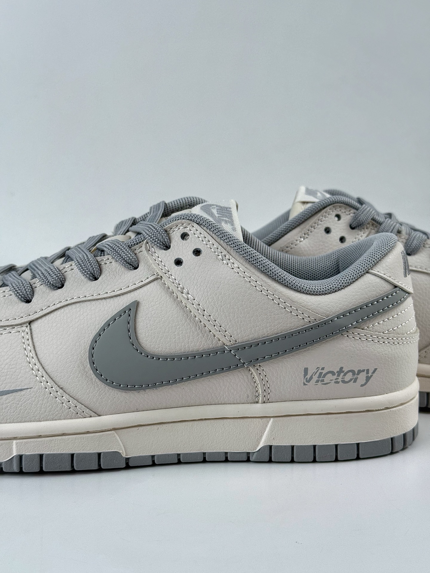 💰300 LY专供 毒版公司货
【NK】Nike SB Dunk Low x Victory 米灰
纯原大厂出品 极力推荐👏
原装头层材料 独家版型蒸餾加工
帶來的是更好的视觉和脚感体验
大厂纯原品质出货 清洁度 电绣工艺 
皮料切割干净无任何毛边 细节完美
官方货号：WG0508 042TL
尺码：40 40.5 41 42 42.5 43 44 44.5 45 46