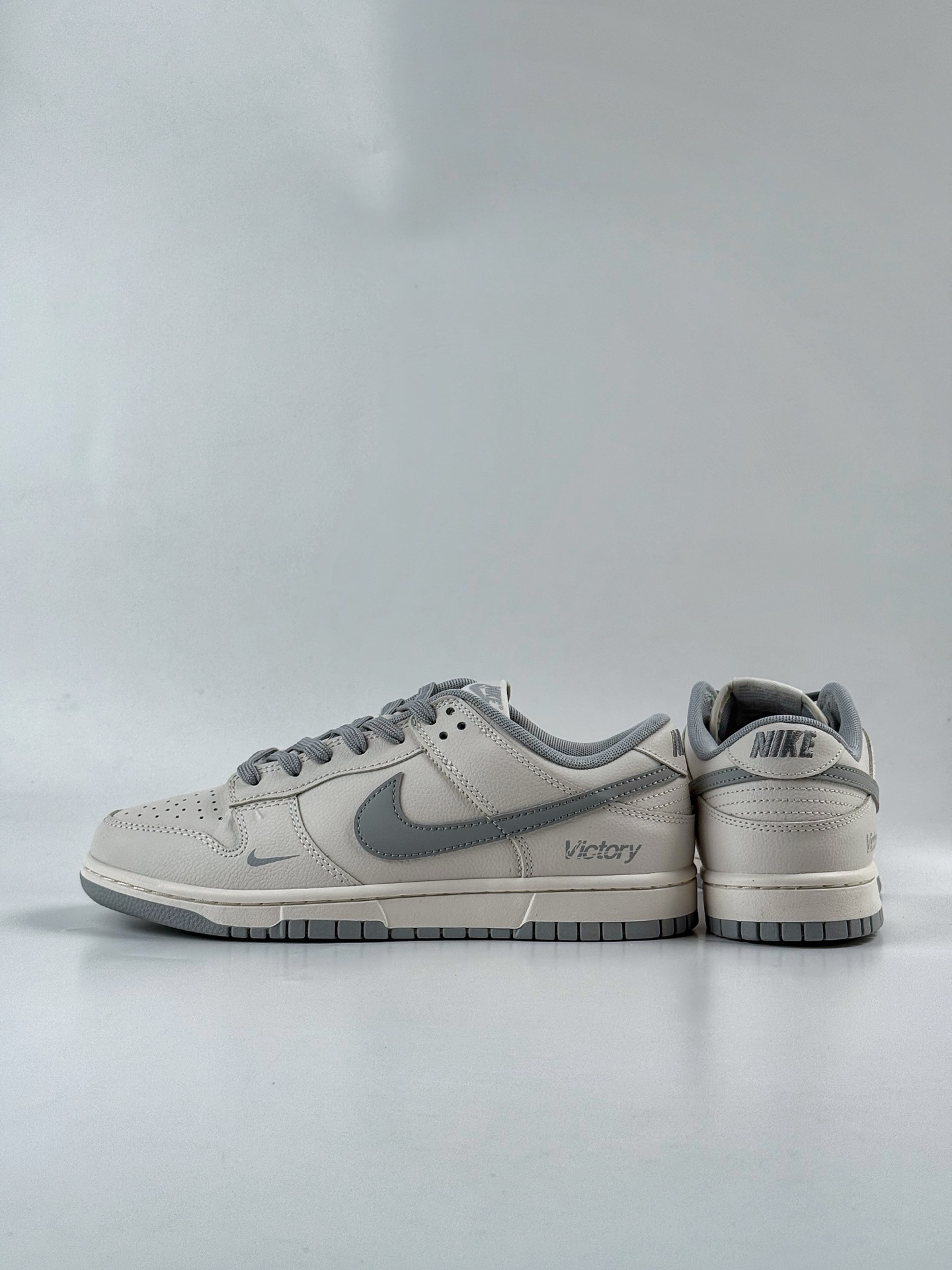 💰300 LY专供 毒版公司货
【NK】Nike SB Dunk Low x Victory 米灰
纯原大厂出品 极力推荐👏
原装头层材料 独家版型蒸餾加工
帶來的是更好的视觉和脚感体验
大厂纯原品质出货 清洁度 电绣工艺 
皮料切割干净无任何毛边 细节完美
官方货号：WG0508 042TL
尺码：40 40.5 41 42 42.5 43 44 44.5 45 46