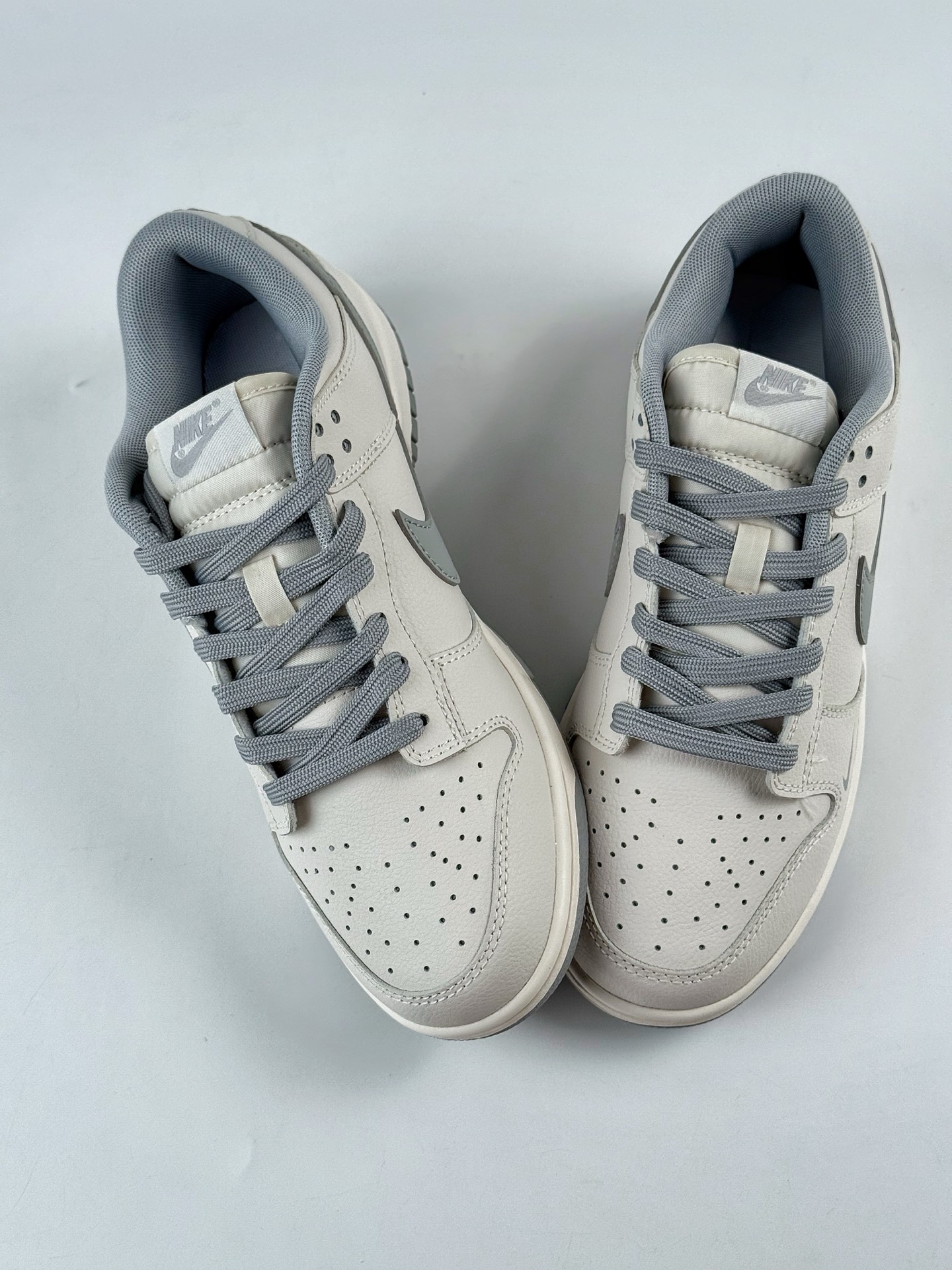 💰300 LY专供 毒版公司货
【NK】Nike SB Dunk Low x Victory 米灰
纯原大厂出品 极力推荐👏
原装头层材料 独家版型蒸餾加工
帶來的是更好的视觉和脚感体验
大厂纯原品质出货 清洁度 电绣工艺 
皮料切割干净无任何毛边 细节完美
官方货号：WG0508 042TL
尺码：40 40.5 41 42 42.5 43 44 44.5 45 46