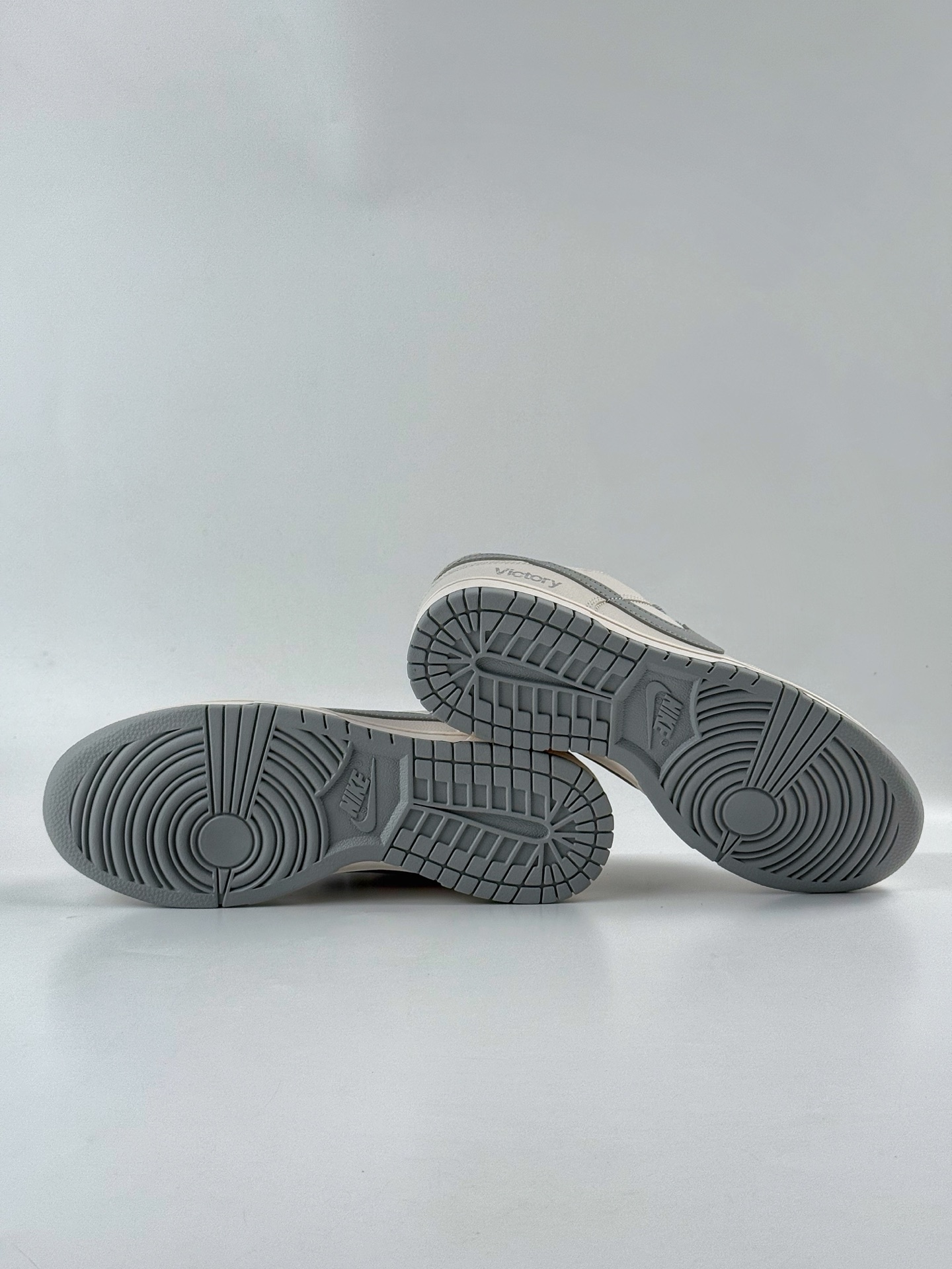 💰300 LY专供 毒版公司货
【NK】Nike SB Dunk Low x Victory 米灰
纯原大厂出品 极力推荐👏
原装头层材料 独家版型蒸餾加工
帶來的是更好的视觉和脚感体验
大厂纯原品质出货 清洁度 电绣工艺 
皮料切割干净无任何毛边 细节完美
官方货号：WG0508 042TL
尺码：40 40.5 41 42 42.5 43 44 44.5 45 46