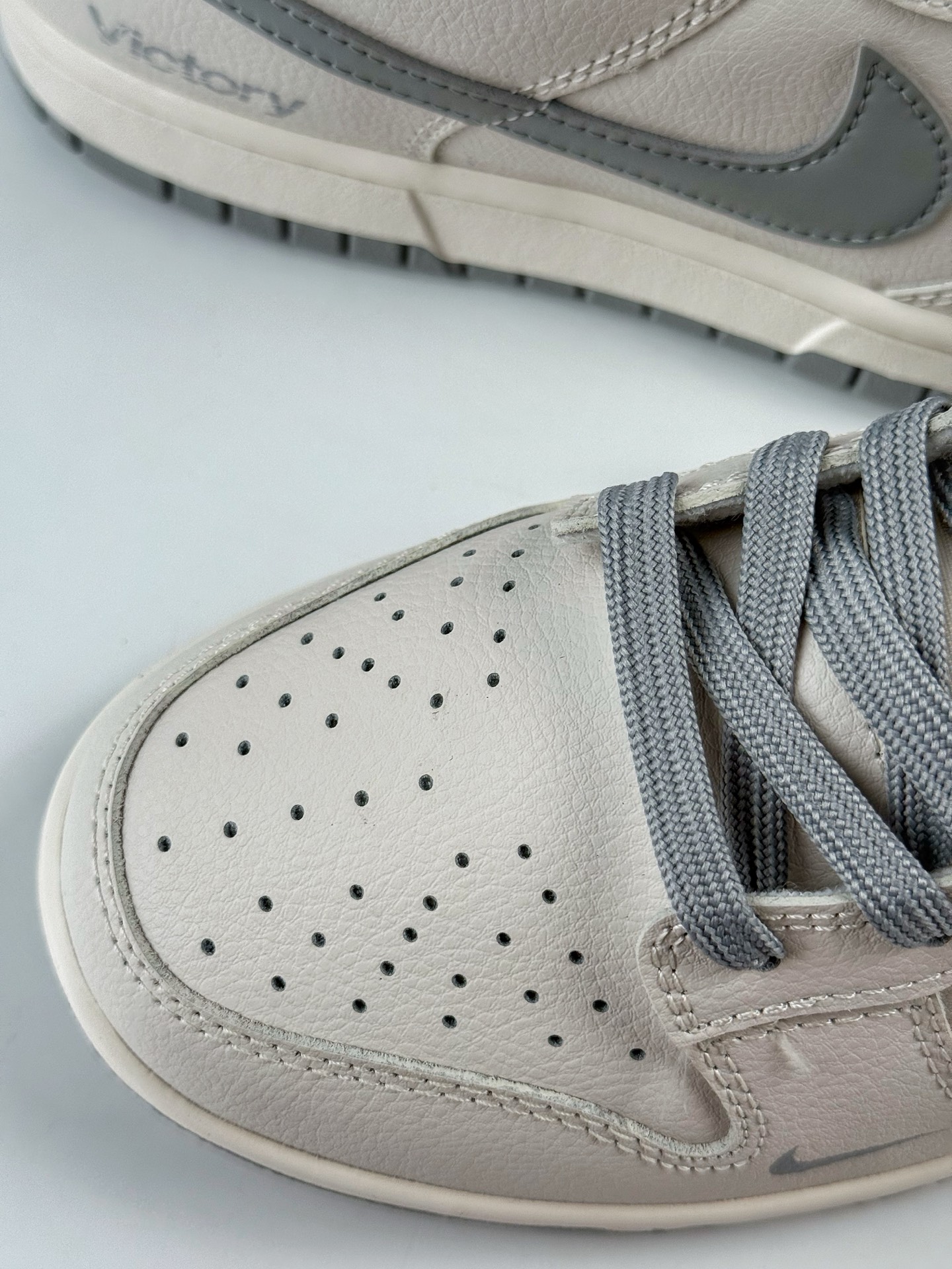 💰300 LY专供 毒版公司货
【NK】Nike SB Dunk Low x Victory 米灰
纯原大厂出品 极力推荐👏
原装头层材料 独家版型蒸餾加工
帶來的是更好的视觉和脚感体验
大厂纯原品质出货 清洁度 电绣工艺 
皮料切割干净无任何毛边 细节完美
官方货号：WG0508 042TL
尺码：40 40.5 41 42 42.5 43 44 44.5 45 46