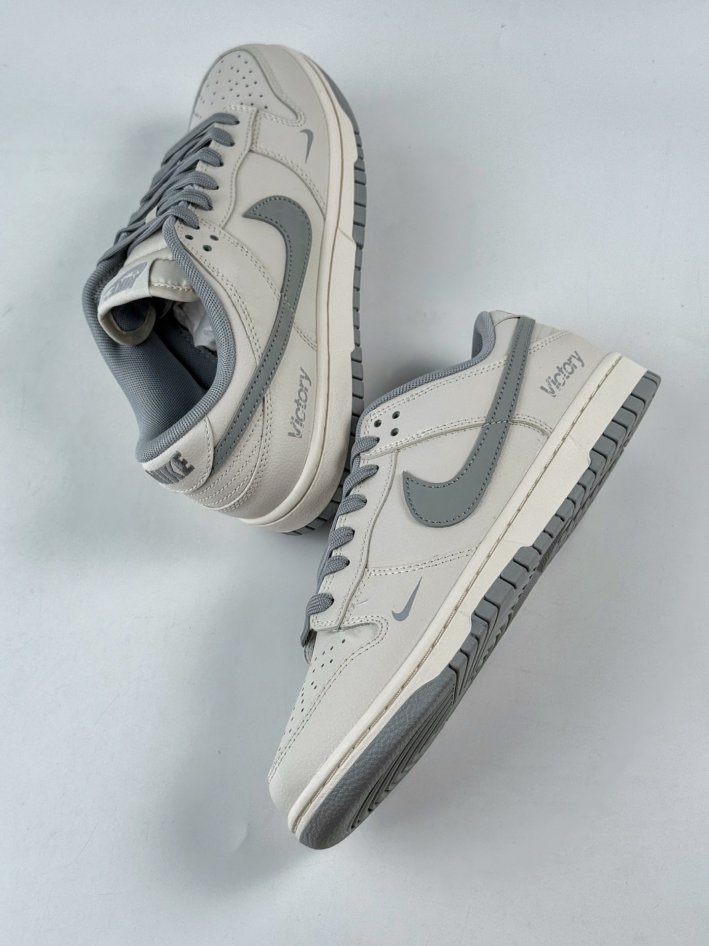 💰300 LY专供 毒版公司货
【NK】Nike SB Dunk Low x Victory 米灰
纯原大厂出品 极力推荐👏
原装头层材料 独家版型蒸餾加工
帶來的是更好的视觉和脚感体验
大厂纯原品质出货 清洁度 电绣工艺 
皮料切割干净无任何毛边 细节完美
官方货号：WG0508 042TL
尺码：40 40.5 41 42 42.5 43 44 44.5 45 46