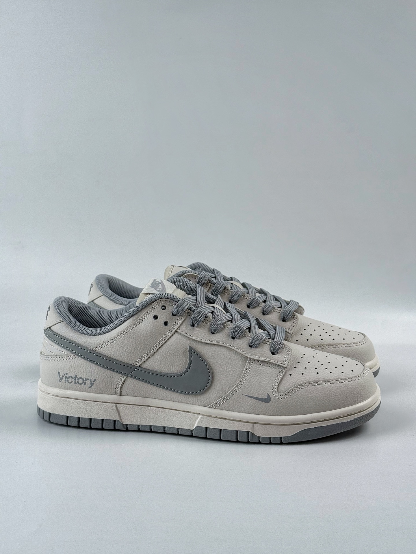 💰300 LY专供 毒版公司货
【NK】Nike SB Dunk Low x Victory 米灰
纯原大厂出品 极力推荐👏
原装头层材料 独家版型蒸餾加工
帶來的是更好的视觉和脚感体验
大厂纯原品质出货 清洁度 电绣工艺 
皮料切割干净无任何毛边 细节完美
官方货号：WG0508 042TL
尺码：40 40.5 41 42 42.5 43 44 44.5 45 46