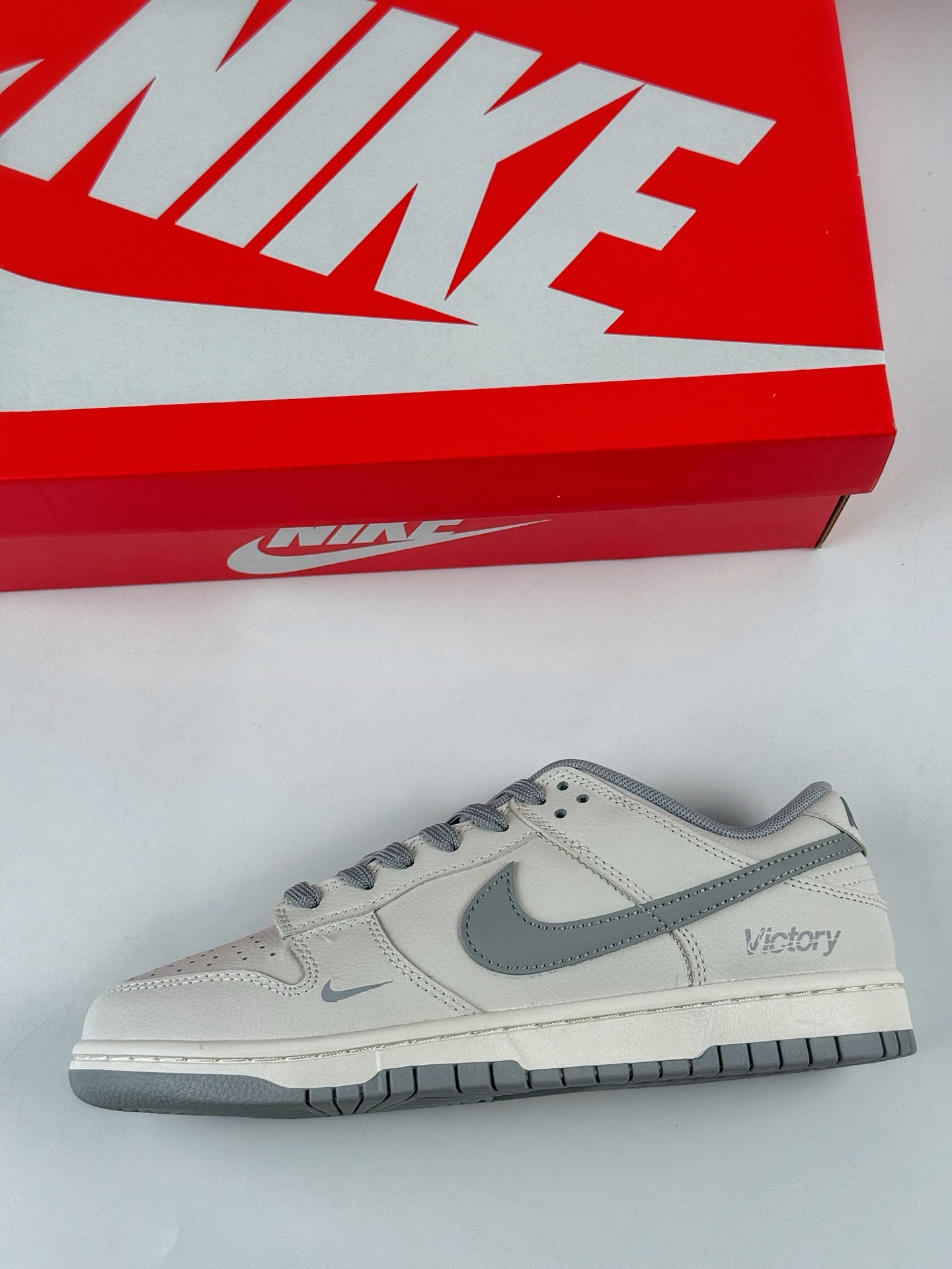 💰300 LY专供 毒版公司货
【NK】Nike SB Dunk Low x Victory 米灰
纯原大厂出品 极力推荐👏
原装头层材料 独家版型蒸餾加工
帶來的是更好的视觉和脚感体验
大厂纯原品质出货 清洁度 电绣工艺 
皮料切割干净无任何毛边 细节完美
官方货号：WG0508 042TL
尺码：40 40.5 41 42 42.5 43 44 44.5 45 46