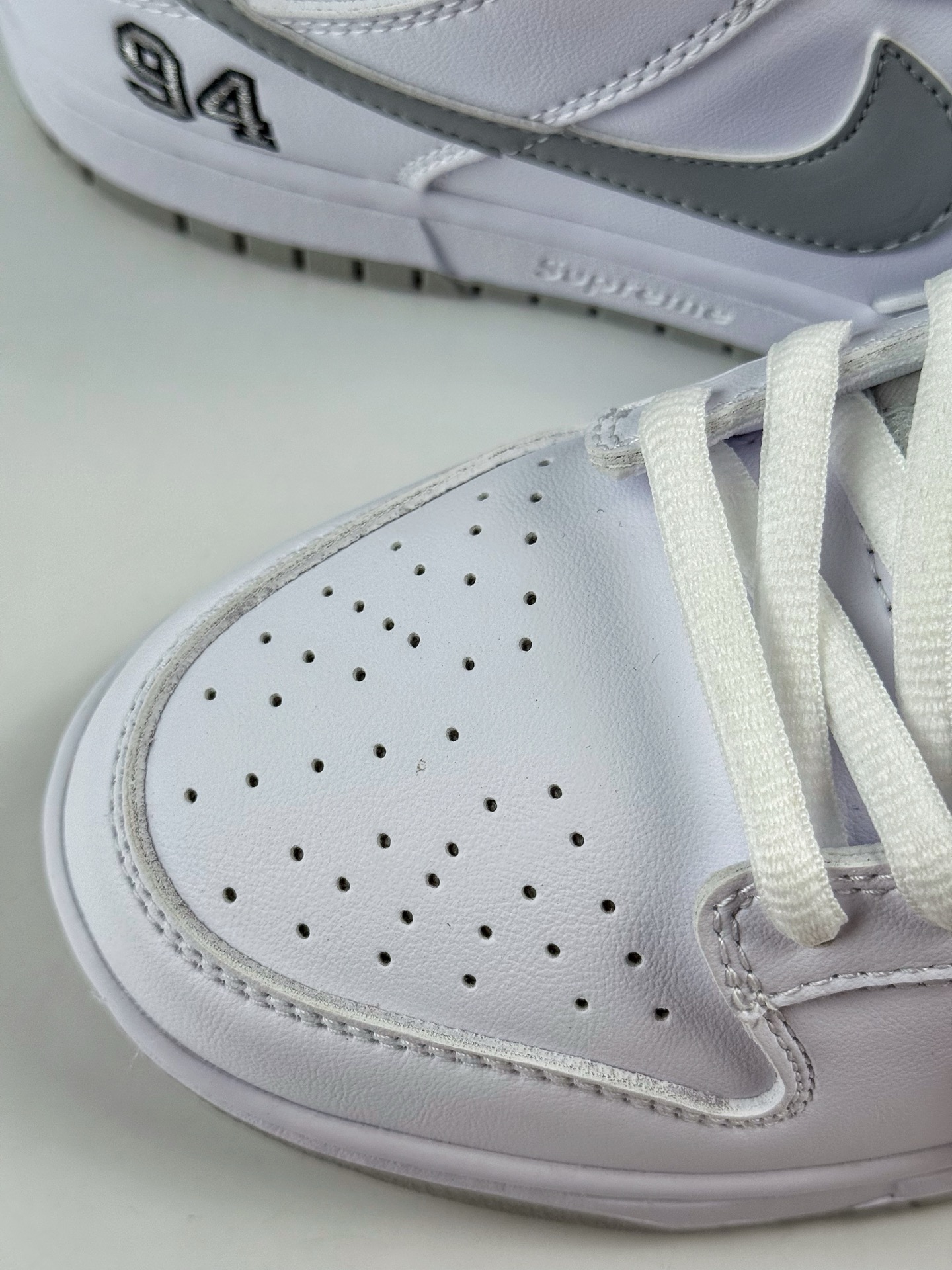 💰280 LY 专供 SSS版公司货
【NK】Nike Dunk SB DUNK LOW PRO OG QS x Supreme 白灰
公司级出品 极力推荐👏
原装头层材料 独家版型蒸餾加工
帶來的是更好的视觉和脚感体验
大厂纯原品质出货 清洁度 电绣工艺 
皮料切割干净无任何毛边 细节完美 
官方货号：HQ8487 100TL
尺码： 36 36.5 37.5 38 38.5 39 40 40.5 41 42 42.5 43 44 44.5 45 46 47