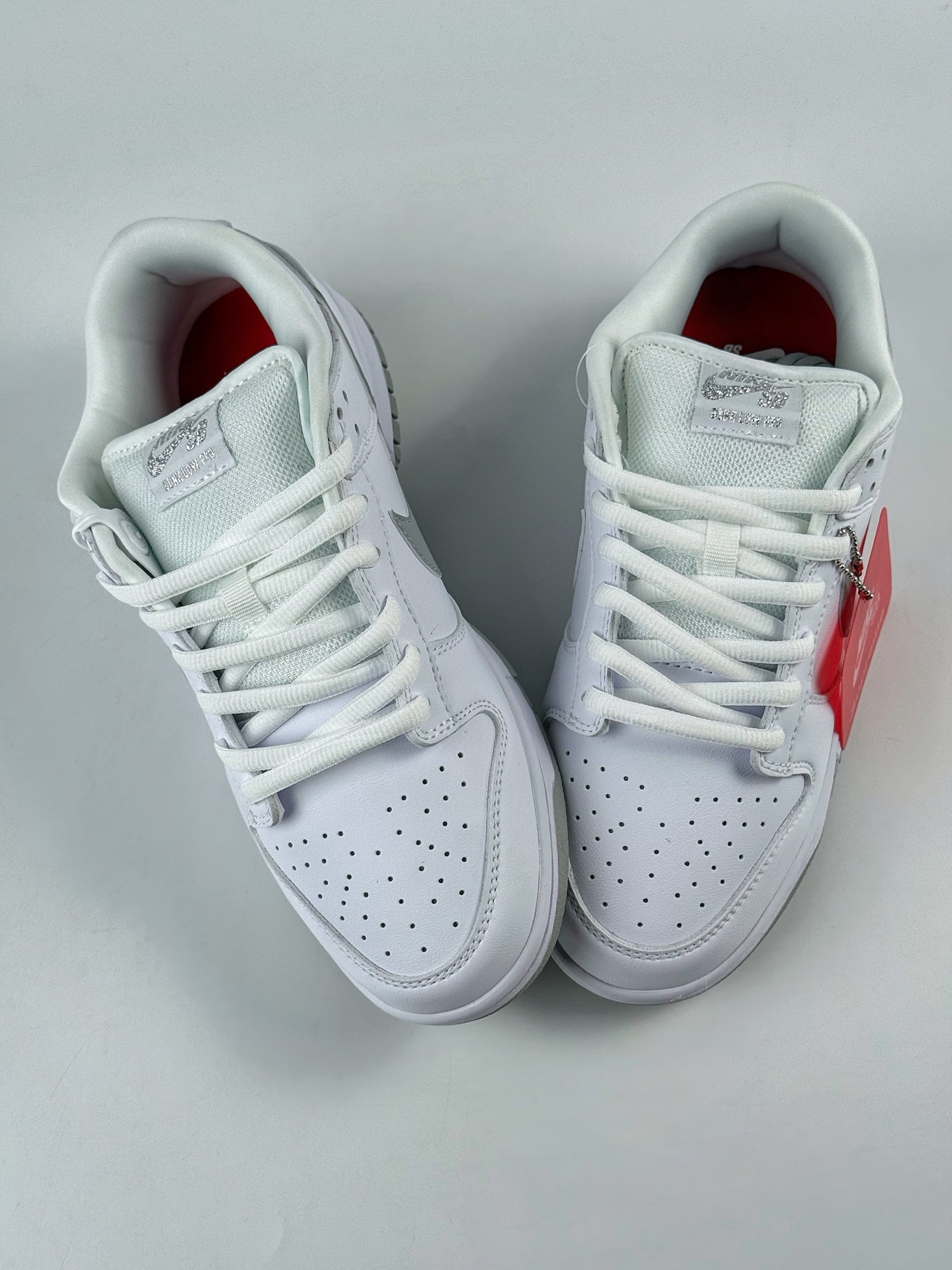 💰280 LY 专供 SSS版公司货
【NK】Nike Dunk SB DUNK LOW PRO OG QS x Supreme 白灰
公司级出品 极力推荐👏
原装头层材料 独家版型蒸餾加工
帶來的是更好的视觉和脚感体验
大厂纯原品质出货 清洁度 电绣工艺 
皮料切割干净无任何毛边 细节完美 
官方货号：HQ8487 100TL
尺码： 36 36.5 37.5 38 38.5 39 40 40.5 41 42 42.5 43 44 44.5 45 46 47