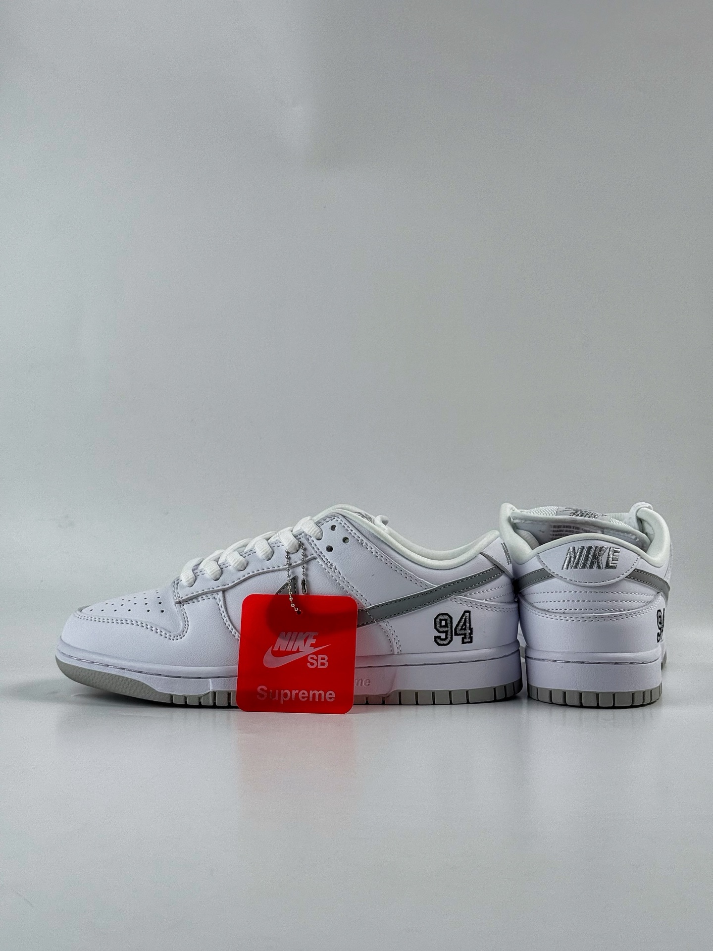 💰280 LY 专供 SSS版公司货
【NK】Nike Dunk SB DUNK LOW PRO OG QS x Supreme 白灰
公司级出品 极力推荐👏
原装头层材料 独家版型蒸餾加工
帶來的是更好的视觉和脚感体验
大厂纯原品质出货 清洁度 电绣工艺 
皮料切割干净无任何毛边 细节完美 
官方货号：HQ8487 100TL
尺码： 36 36.5 37.5 38 38.5 39 40 40.5 41 42 42.5 43 44 44.5 45 46 47