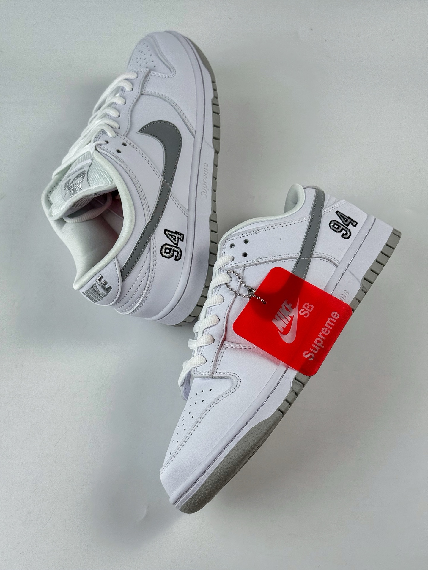 💰280 LY 专供 SSS版公司货
【NK】Nike Dunk SB DUNK LOW PRO OG QS x Supreme 白灰
公司级出品 极力推荐👏
原装头层材料 独家版型蒸餾加工
帶來的是更好的视觉和脚感体验
大厂纯原品质出货 清洁度 电绣工艺 
皮料切割干净无任何毛边 细节完美 
官方货号：HQ8487 100TL
尺码： 36 36.5 37.5 38 38.5 39 40 40.5 41 42 42.5 43 44 44.5 45 46 47