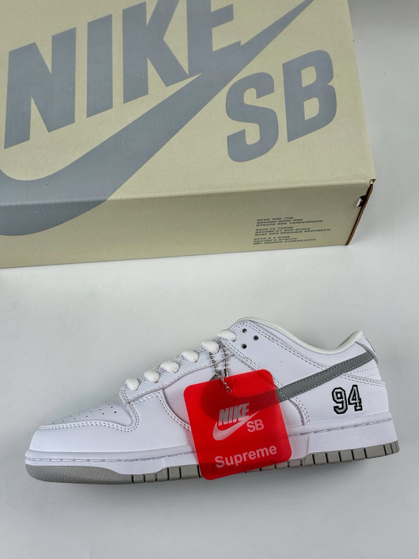 💰280 LY 专供 SSS版公司货
【NK】Nike Dunk SB DUNK LOW PRO OG QS x Supreme 白灰
公司级出品 极力推荐👏
原装头层材料 独家版型蒸餾加工
帶來的是更好的视觉和脚感体验
大厂纯原品质出货 清洁度 电绣工艺 
皮料切割干净无任何毛边 细节完美 
官方货号：HQ8487 100TL
尺码： 36 36.5 37.5 38 38.5 39 40 40.5 41 42 42.5 43 44 44.5 45 46 47