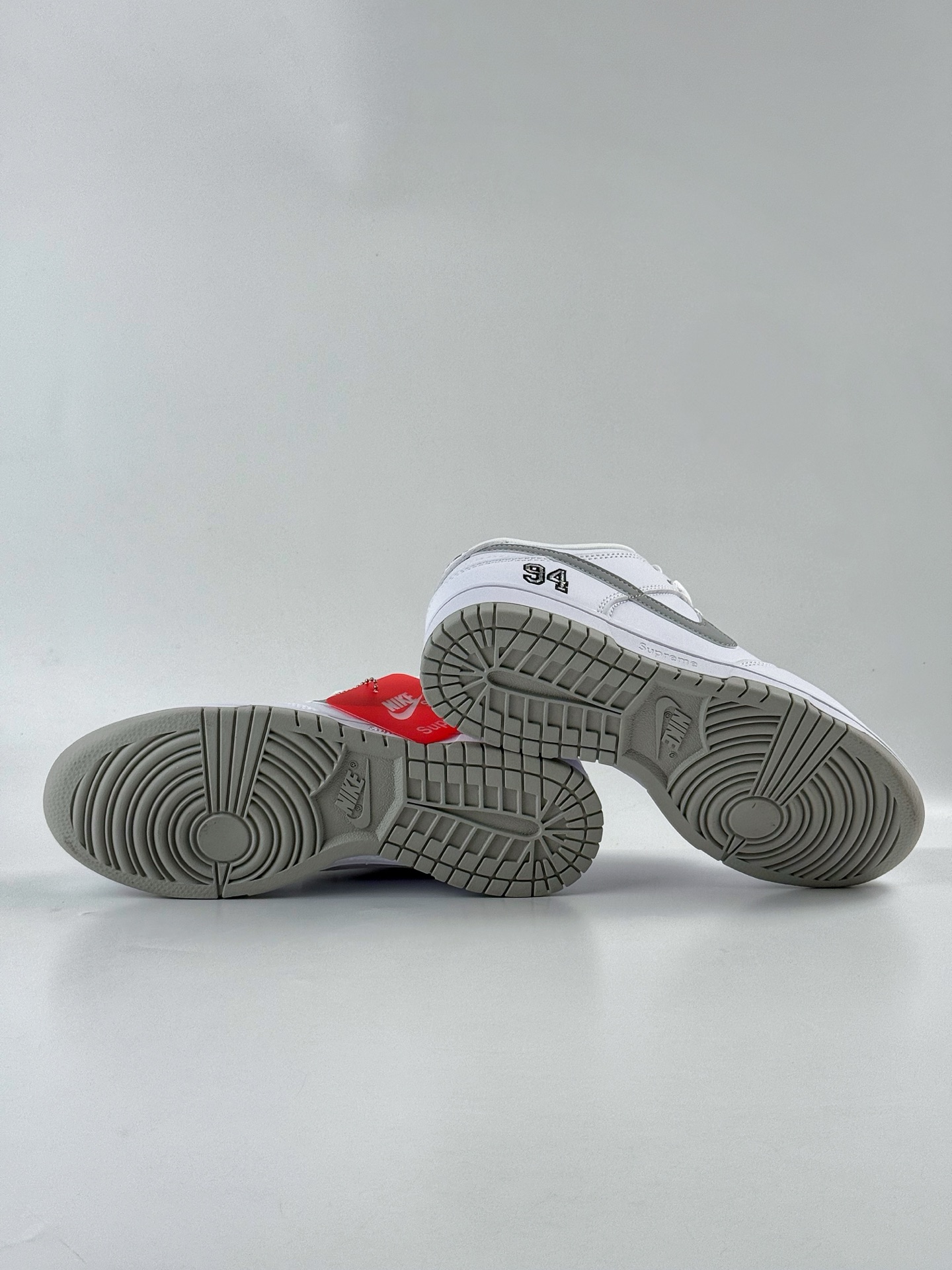 💰280 LY 专供 SSS版公司货
【NK】Nike Dunk SB DUNK LOW PRO OG QS x Supreme 白灰
公司级出品 极力推荐👏
原装头层材料 独家版型蒸餾加工
帶來的是更好的视觉和脚感体验
大厂纯原品质出货 清洁度 电绣工艺 
皮料切割干净无任何毛边 细节完美 
官方货号：HQ8487 100TL
尺码： 36 36.5 37.5 38 38.5 39 40 40.5 41 42 42.5 43 44 44.5 45 46 47