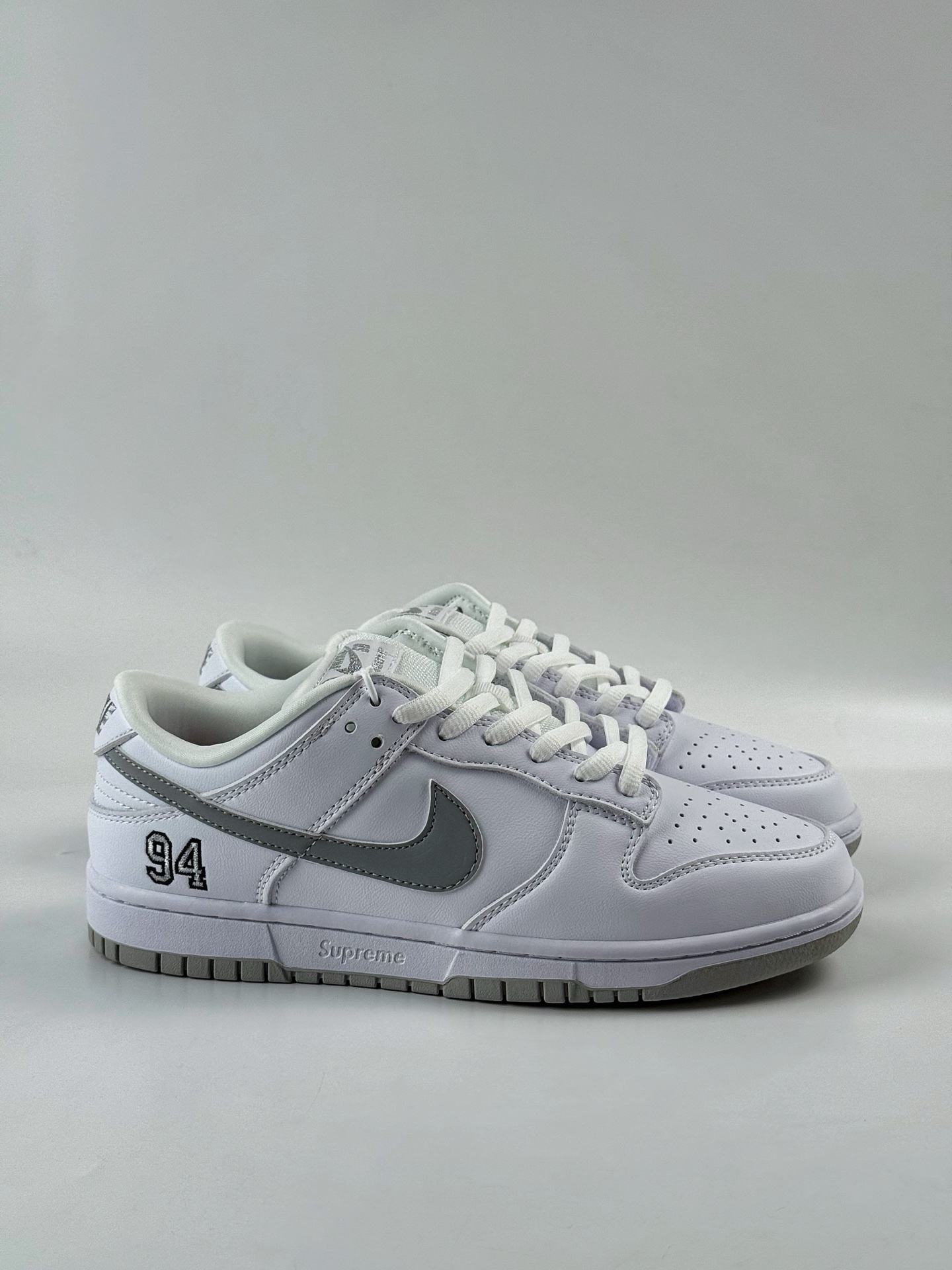 💰280 LY 专供 SSS版公司货
【NK】Nike Dunk SB DUNK LOW PRO OG QS x Supreme 白灰
公司级出品 极力推荐👏
原装头层材料 独家版型蒸餾加工
帶來的是更好的视觉和脚感体验
大厂纯原品质出货 清洁度 电绣工艺 
皮料切割干净无任何毛边 细节完美 
官方货号：HQ8487 100TL
尺码： 36 36.5 37.5 38 38.5 39 40 40.5 41 42 42.5 43 44 44.5 45 46 47