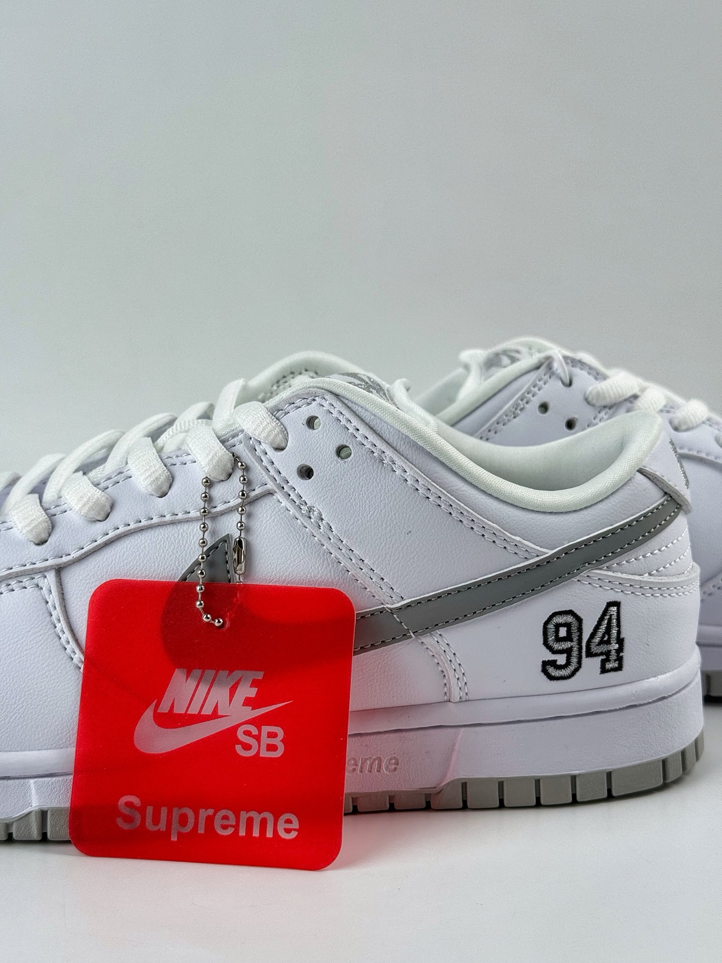 💰280 LY 专供 SSS版公司货
【NK】Nike Dunk SB DUNK LOW PRO OG QS x Supreme 白灰
公司级出品 极力推荐👏
原装头层材料 独家版型蒸餾加工
帶來的是更好的视觉和脚感体验
大厂纯原品质出货 清洁度 电绣工艺 
皮料切割干净无任何毛边 细节完美 
官方货号：HQ8487 100TL
尺码： 36 36.5 37.5 38 38.5 39 40 40.5 41 42 42.5 43 44 44.5 45 46 47