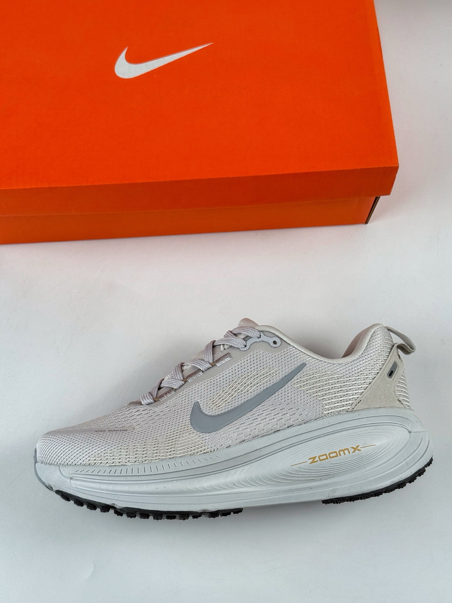 💰220 LY专供 独家纯原
【NK】NK Zoom VOMERO 18 轻量跑鞋
耐克网透面气 训跑练步鞋
外贸专供订单 原厂折返国内销售 国外专柜标准数据开发
拥有 Zoom Air 一如既往的稳定感和流畅感 鞋面采用工程网眼设计 为特定高热区域营造出色透气性 进一步增加鞋面的穿孔数量 让足部能够快速散热 中足搭配 Flywire 飞线 在高速运动时营造舒适稳定的贴合感 内置Zoon气垫加持 动力十足 !
官方货号:HM6803 009SJ
尺码:36 36.5 37.5 38 38.5 39 40 40.5 41 42 42.5 43 44 45