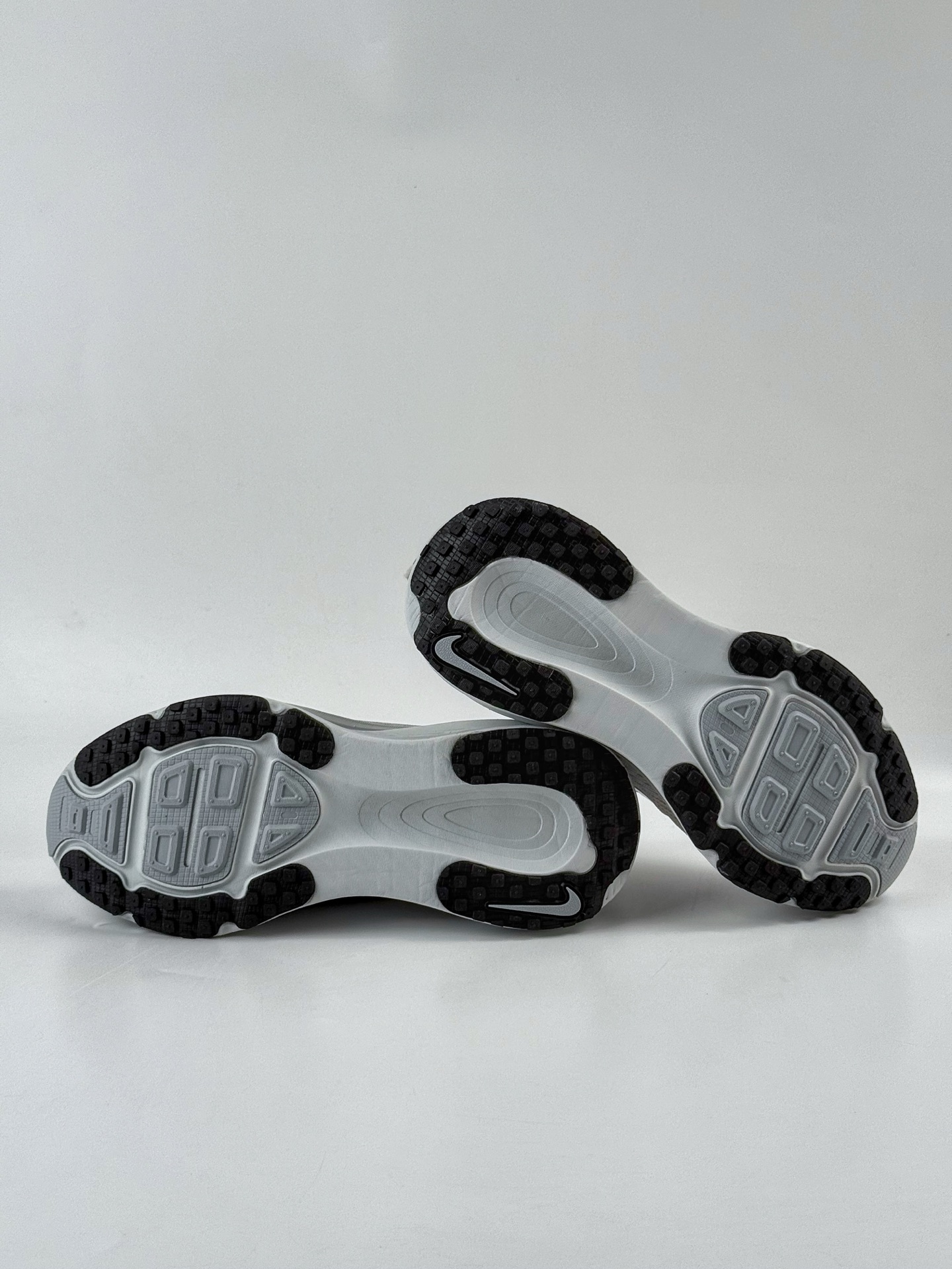 💰220 LY专供 独家纯原
【NK】NK Zoom VOMERO 18 轻量跑鞋
耐克网透面气 训跑练步鞋
外贸专供订单 原厂折返国内销售 国外专柜标准数据开发
拥有 Zoom Air 一如既往的稳定感和流畅感 鞋面采用工程网眼设计 为特定高热区域营造出色透气性 进一步增加鞋面的穿孔数量 让足部能够快速散热 中足搭配 Flywire 飞线 在高速运动时营造舒适稳定的贴合感 内置Zoon气垫加持 动力十足 !
官方货号:HM6803 009SJ
尺码:36 36.5 37.5 38 38.5 39 40 40.5 41 42 42.5 43 44 45