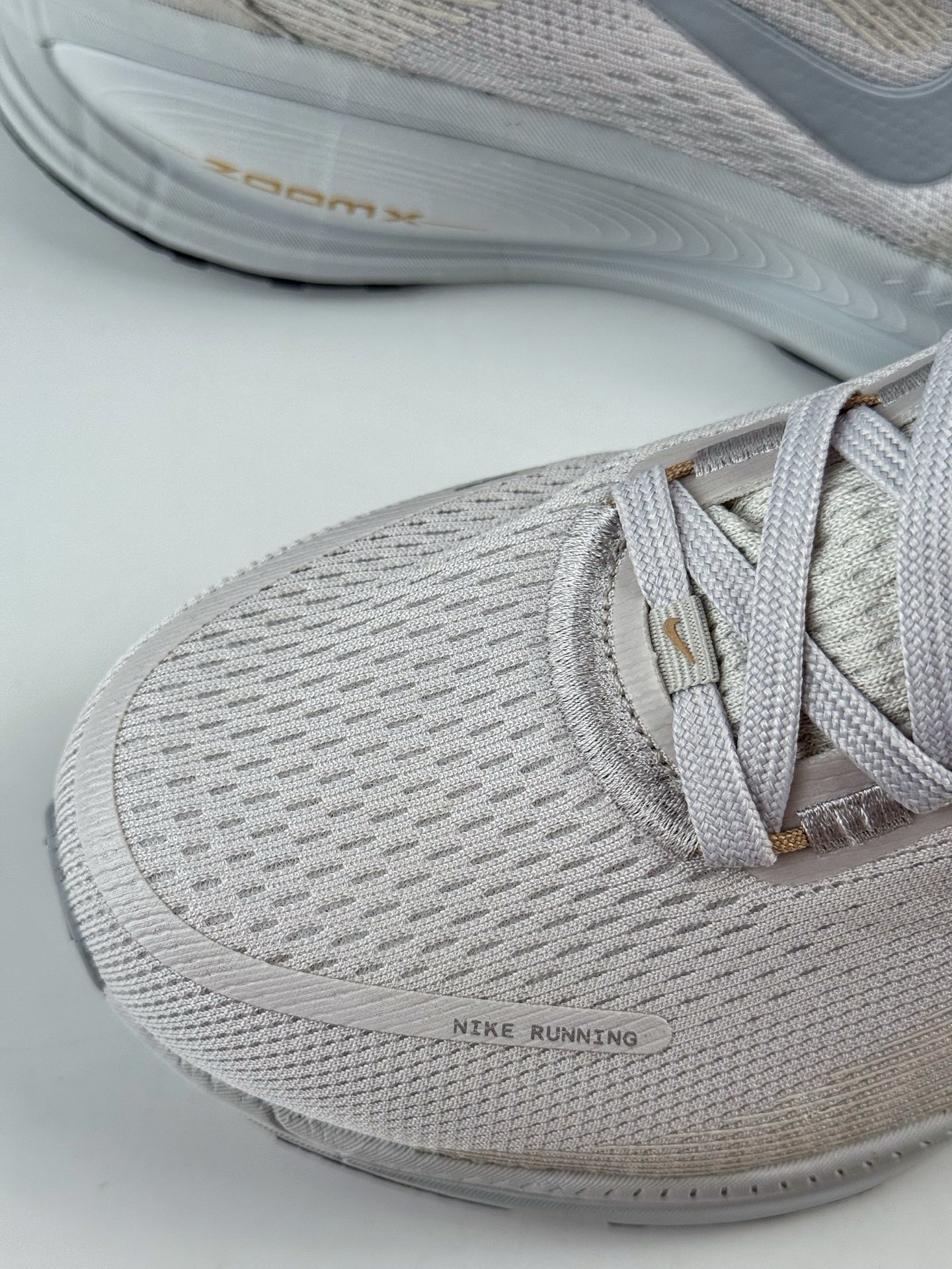 💰220 LY专供 独家纯原
【NK】NK Zoom VOMERO 18 轻量跑鞋
耐克网透面气 训跑练步鞋
外贸专供订单 原厂折返国内销售 国外专柜标准数据开发
拥有 Zoom Air 一如既往的稳定感和流畅感 鞋面采用工程网眼设计 为特定高热区域营造出色透气性 进一步增加鞋面的穿孔数量 让足部能够快速散热 中足搭配 Flywire 飞线 在高速运动时营造舒适稳定的贴合感 内置Zoon气垫加持 动力十足 !
官方货号:HM6803 009SJ
尺码:36 36.5 37.5 38 38.5 39 40 40.5 41 42 42.5 43 44 45