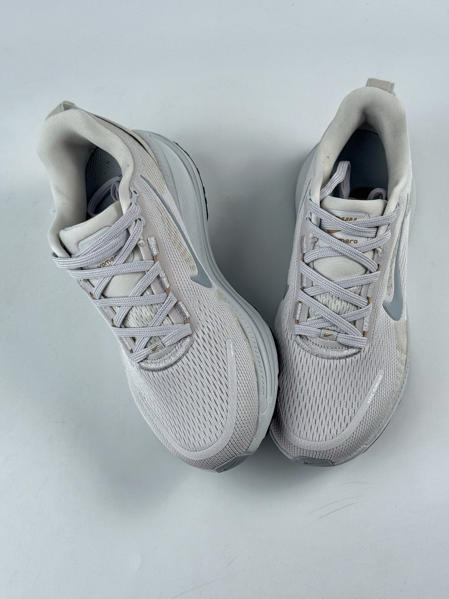 💰220 LY专供 独家纯原
【NK】NK Zoom VOMERO 18 轻量跑鞋
耐克网透面气 训跑练步鞋
外贸专供订单 原厂折返国内销售 国外专柜标准数据开发
拥有 Zoom Air 一如既往的稳定感和流畅感 鞋面采用工程网眼设计 为特定高热区域营造出色透气性 进一步增加鞋面的穿孔数量 让足部能够快速散热 中足搭配 Flywire 飞线 在高速运动时营造舒适稳定的贴合感 内置Zoon气垫加持 动力十足 !
官方货号:HM6803 009SJ
尺码:36 36.5 37.5 38 38.5 39 40 40.5 41 42 42.5 43 44 45