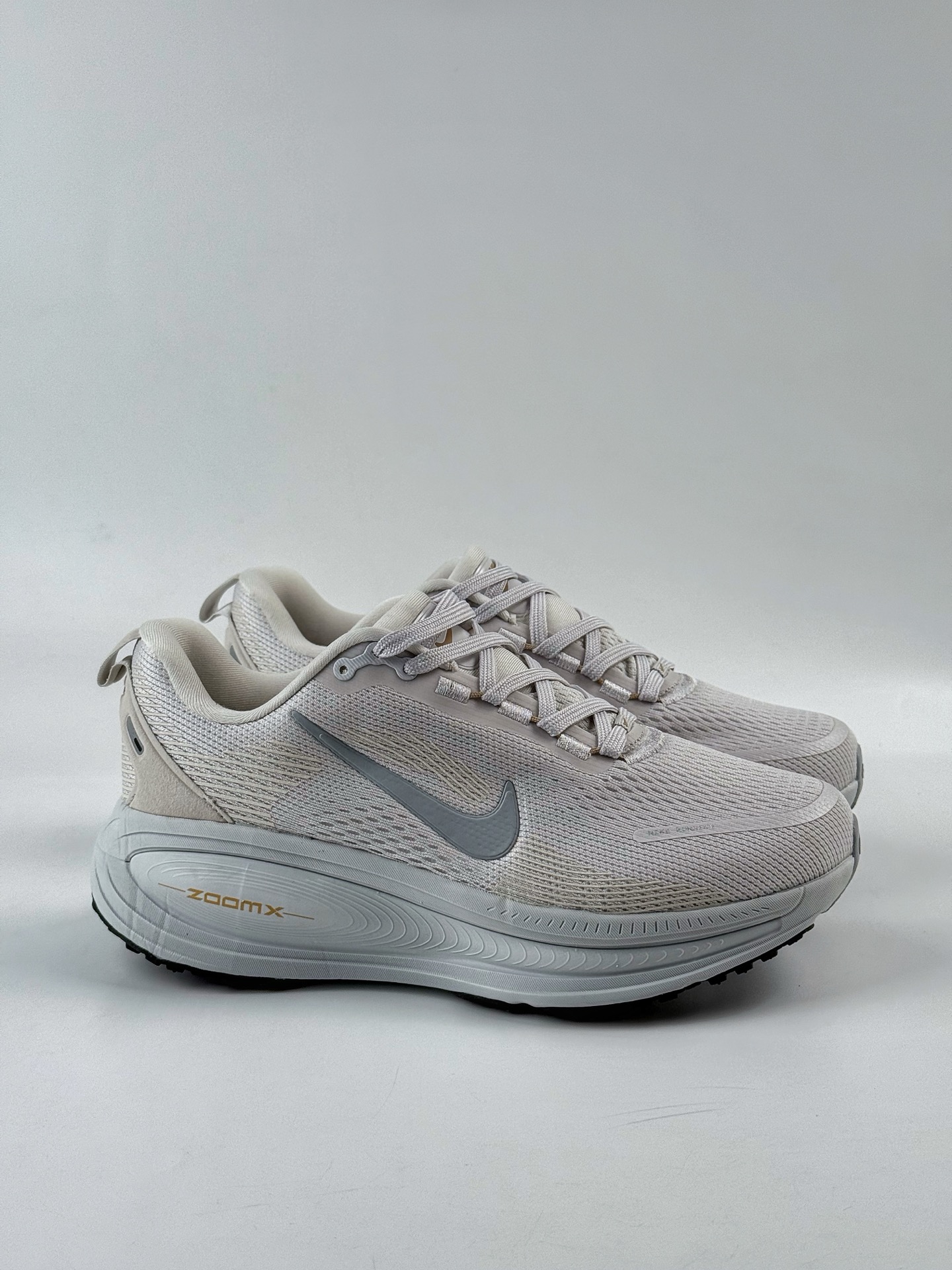 💰220 LY专供 独家纯原
【NK】NK Zoom VOMERO 18 轻量跑鞋
耐克网透面气 训跑练步鞋
外贸专供订单 原厂折返国内销售 国外专柜标准数据开发
拥有 Zoom Air 一如既往的稳定感和流畅感 鞋面采用工程网眼设计 为特定高热区域营造出色透气性 进一步增加鞋面的穿孔数量 让足部能够快速散热 中足搭配 Flywire 飞线 在高速运动时营造舒适稳定的贴合感 内置Zoon气垫加持 动力十足 !
官方货号:HM6803 009SJ
尺码:36 36.5 37.5 38 38.5 39 40 40.5 41 42 42.5 43 44 45