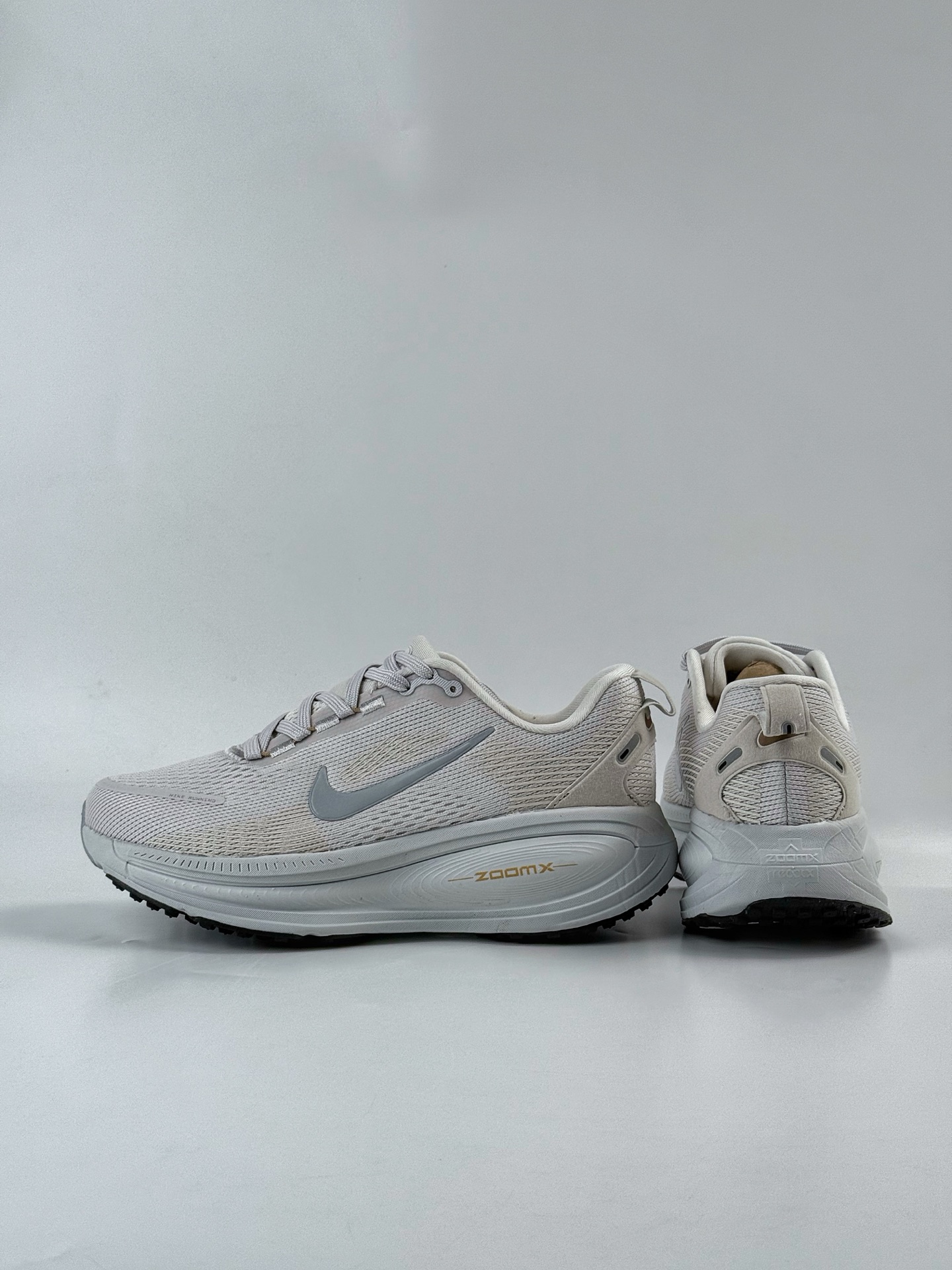 💰220 LY专供 独家纯原
【NK】NK Zoom VOMERO 18 轻量跑鞋
耐克网透面气 训跑练步鞋
外贸专供订单 原厂折返国内销售 国外专柜标准数据开发
拥有 Zoom Air 一如既往的稳定感和流畅感 鞋面采用工程网眼设计 为特定高热区域营造出色透气性 进一步增加鞋面的穿孔数量 让足部能够快速散热 中足搭配 Flywire 飞线 在高速运动时营造舒适稳定的贴合感 内置Zoon气垫加持 动力十足 !
官方货号:HM6803 009SJ
尺码:36 36.5 37.5 38 38.5 39 40 40.5 41 42 42.5 43 44 45