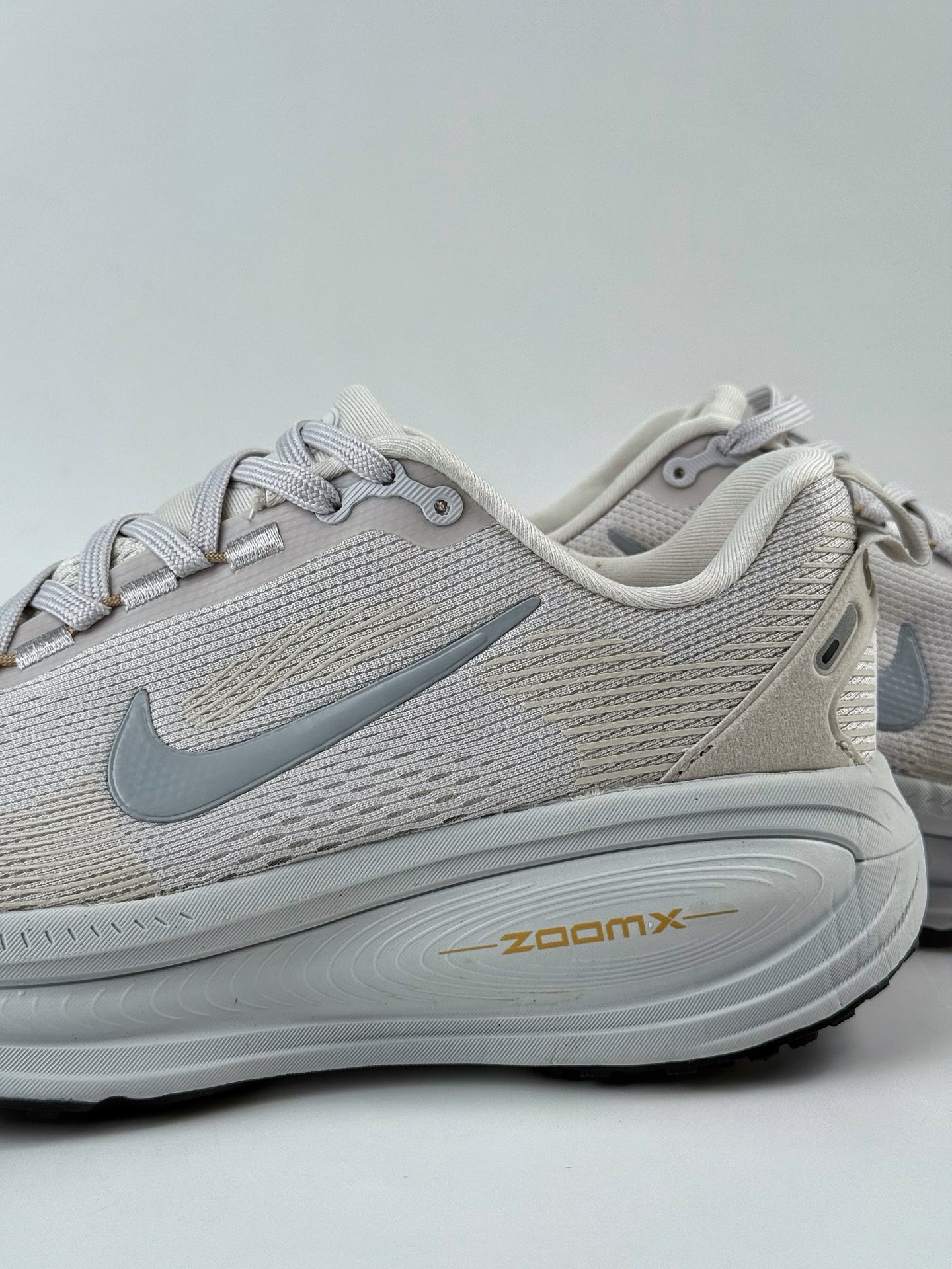 💰220 LY专供 独家纯原
【NK】NK Zoom VOMERO 18 轻量跑鞋
耐克网透面气 训跑练步鞋
外贸专供订单 原厂折返国内销售 国外专柜标准数据开发
拥有 Zoom Air 一如既往的稳定感和流畅感 鞋面采用工程网眼设计 为特定高热区域营造出色透气性 进一步增加鞋面的穿孔数量 让足部能够快速散热 中足搭配 Flywire 飞线 在高速运动时营造舒适稳定的贴合感 内置Zoon气垫加持 动力十足 !
官方货号:HM6803 009SJ
尺码:36 36.5 37.5 38 38.5 39 40 40.5 41 42 42.5 43 44 45