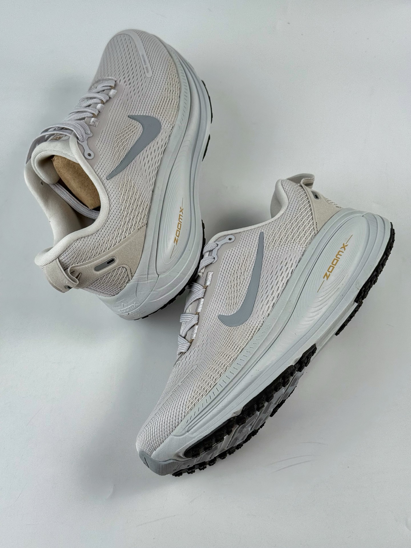 💰220 LY专供 独家纯原
【NK】NK Zoom VOMERO 18 轻量跑鞋
耐克网透面气 训跑练步鞋
外贸专供订单 原厂折返国内销售 国外专柜标准数据开发
拥有 Zoom Air 一如既往的稳定感和流畅感 鞋面采用工程网眼设计 为特定高热区域营造出色透气性 进一步增加鞋面的穿孔数量 让足部能够快速散热 中足搭配 Flywire 飞线 在高速运动时营造舒适稳定的贴合感 内置Zoon气垫加持 动力十足 !
官方货号:HM6803 009SJ
尺码:36 36.5 37.5 38 38.5 39 40 40.5 41 42 42.5 43 44 45