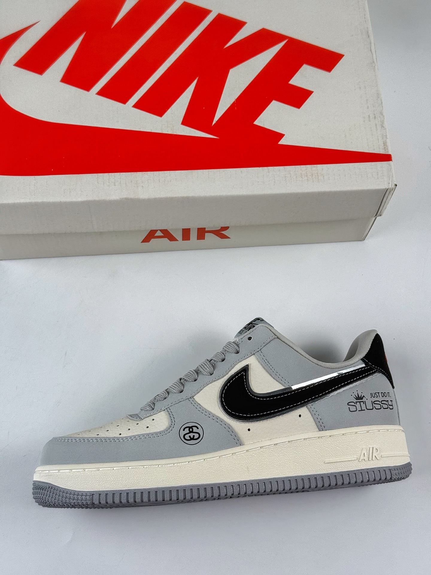260 Nike Air Force 1 Low 07 x Stussy 灰白黑 DK0188-085