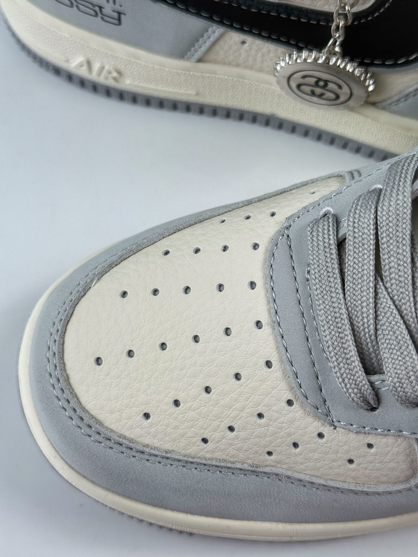 260 Nike Air Force 1 Low 07 x Stussy 灰白黑 DK0188-085