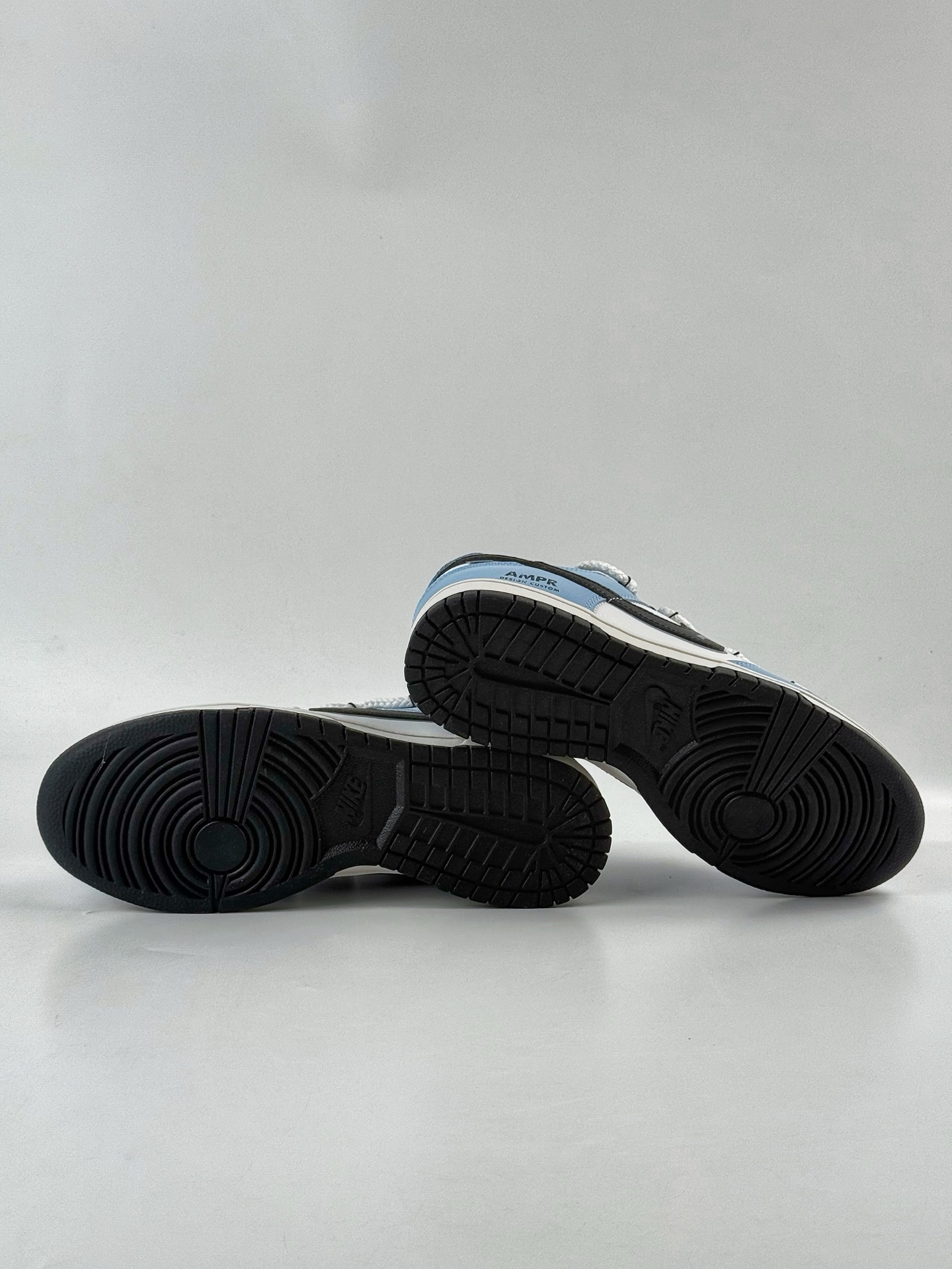 260 Nike SB Dunk Low 逍遥游 蓝白黑小勾绑带 BB0620-113