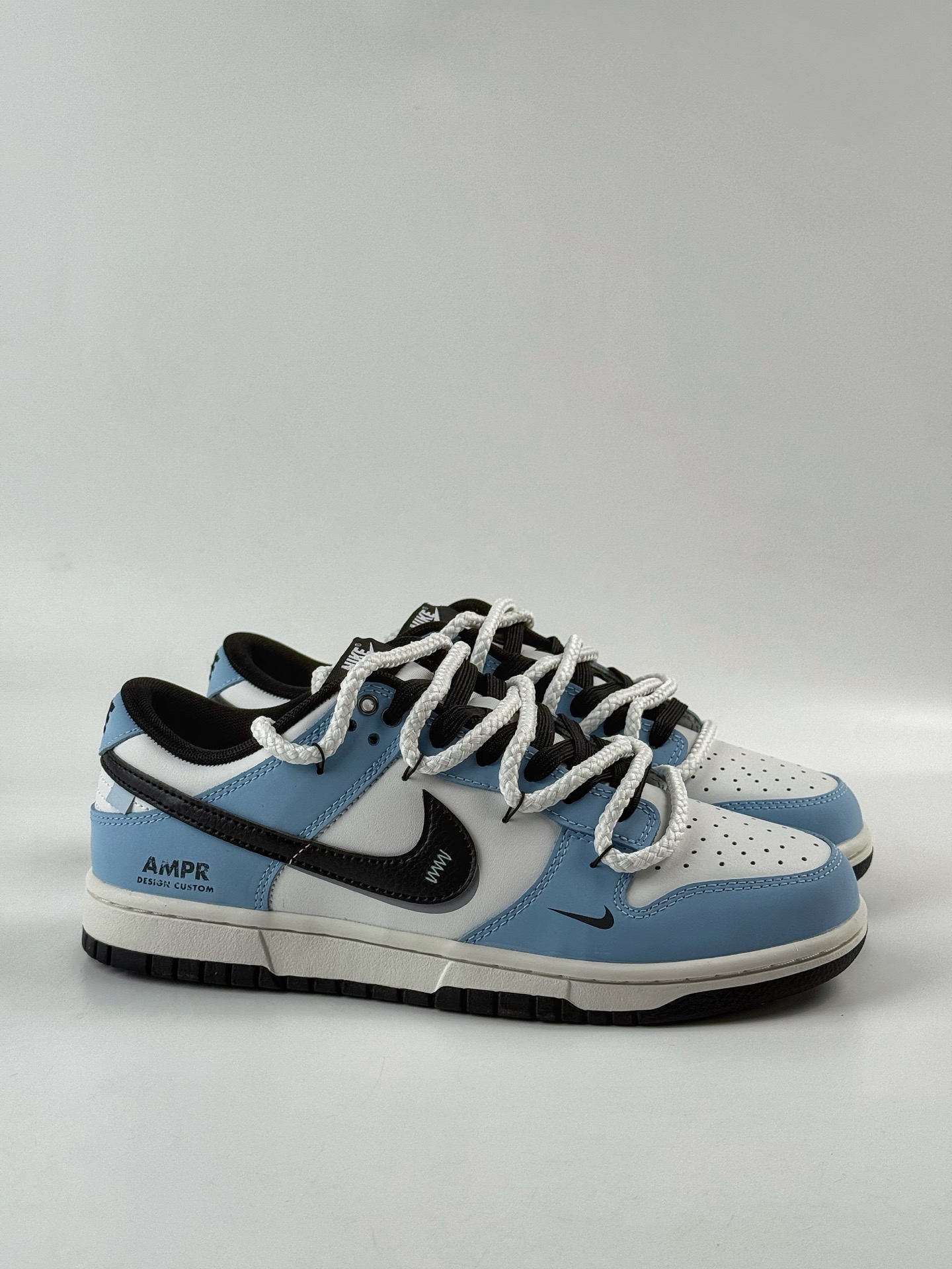 260 Nike SB Dunk Low 逍遥游 蓝白黑小勾绑带 BB0620-113