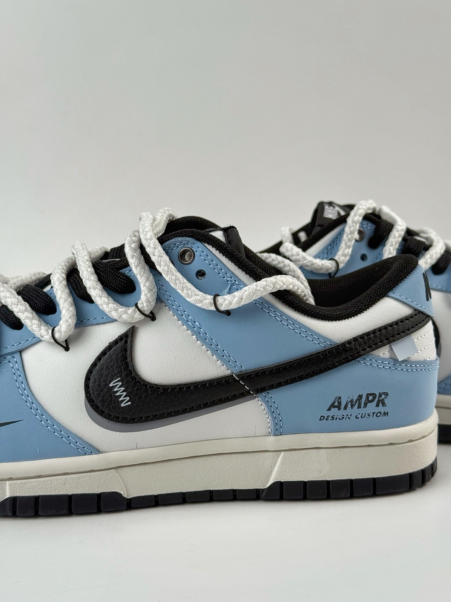 260 Nike SB Dunk Low 逍遥游 蓝白黑小勾绑带 BB0620-113