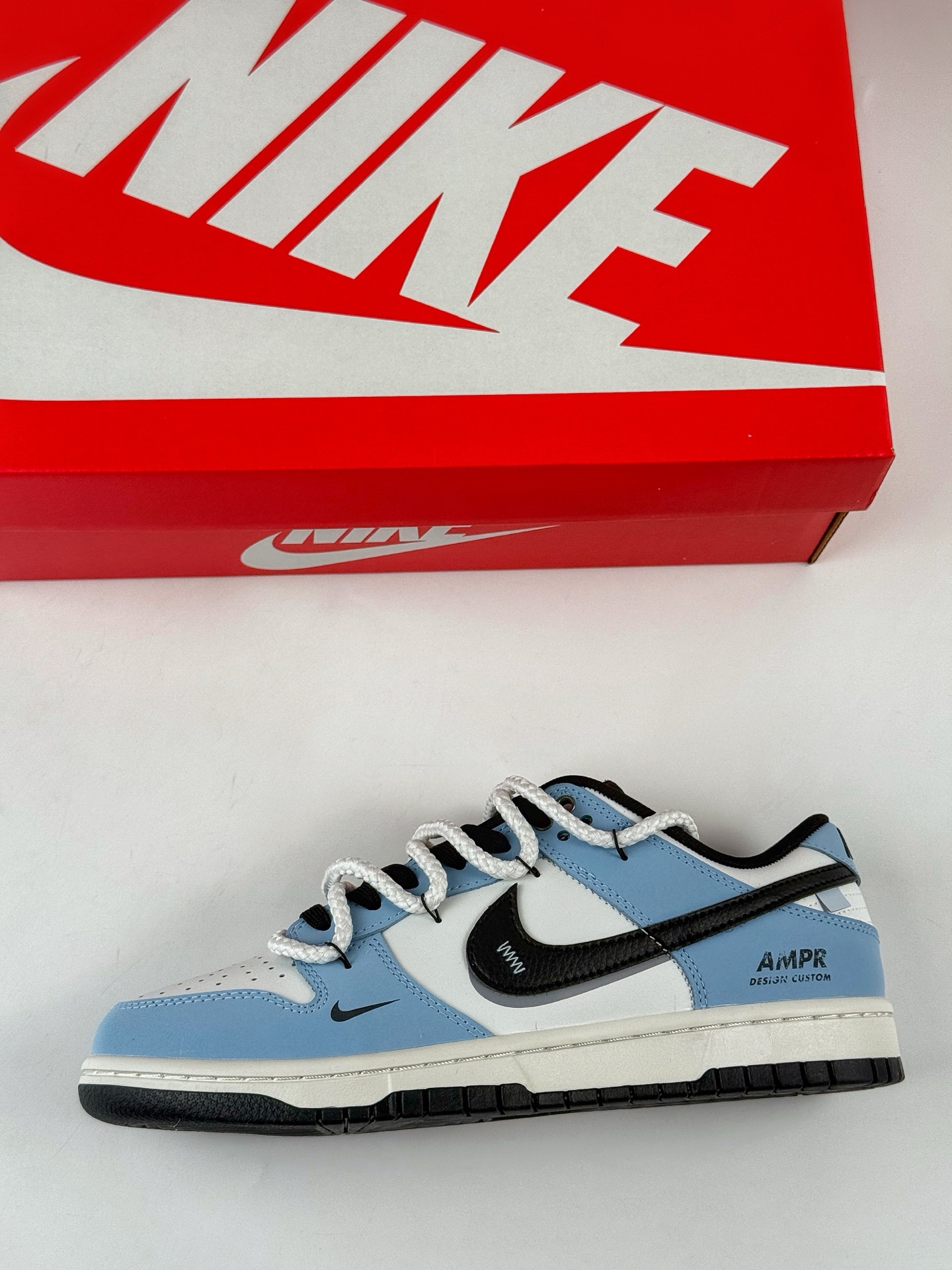 260 Nike SB Dunk Low 逍遥游 蓝白黑小勾绑带 BB0620-113