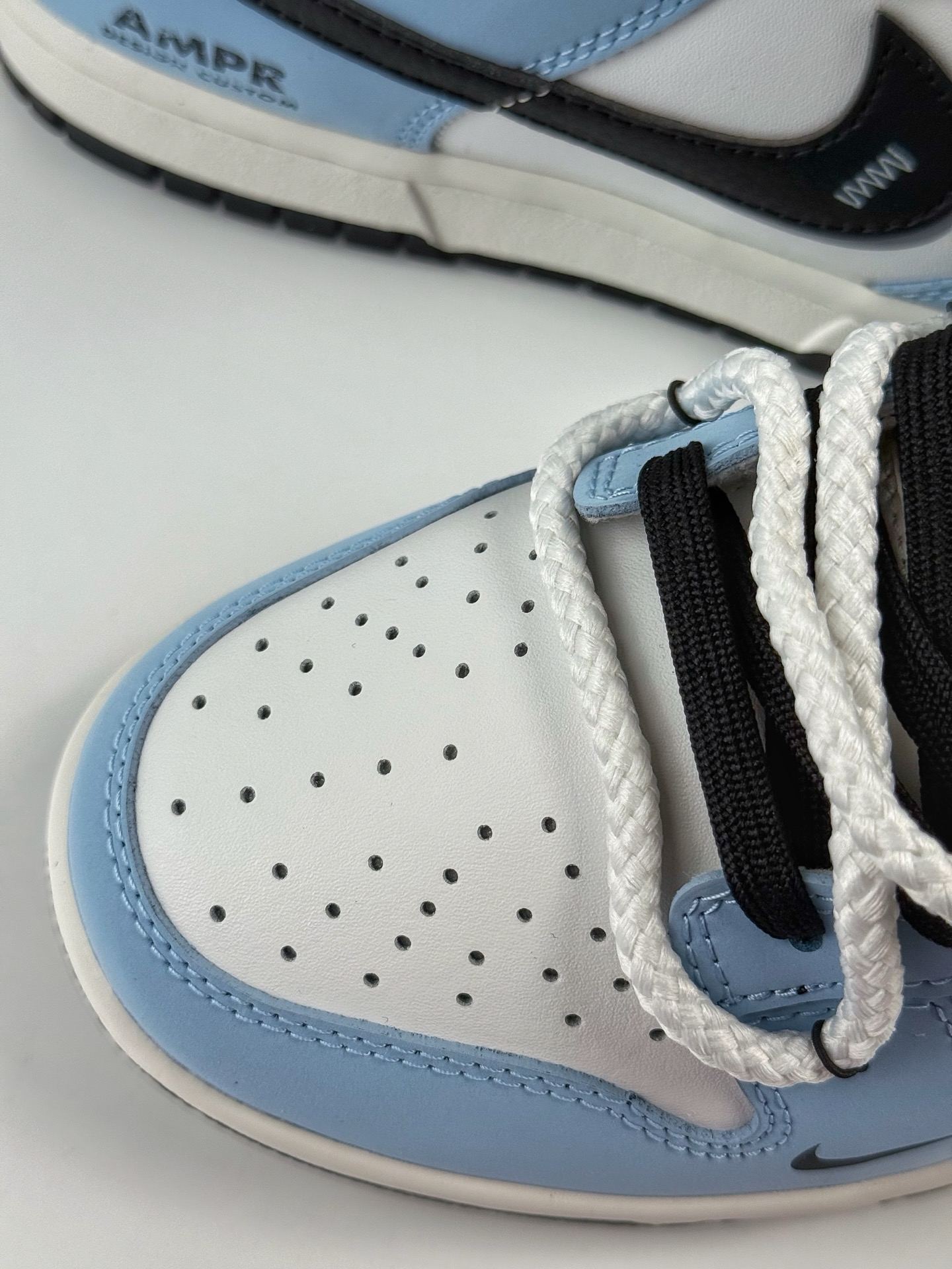 260 Nike SB Dunk Low 逍遥游 蓝白黑小勾绑带 BB0620-113