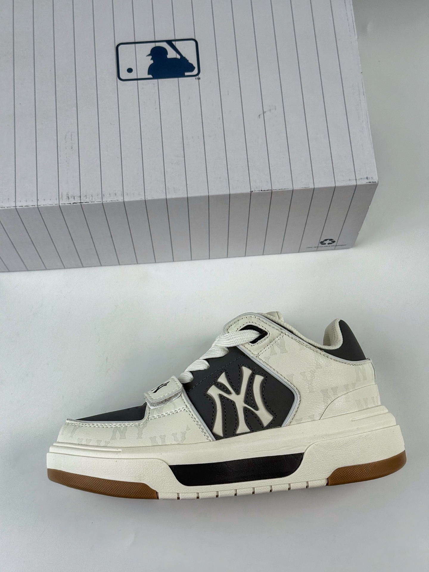 180 NY美国榄球洋基队 x MLB Chunky Runner Basic 厚底老爹厚底休闲运动慢跑鞋 3ASXW015N