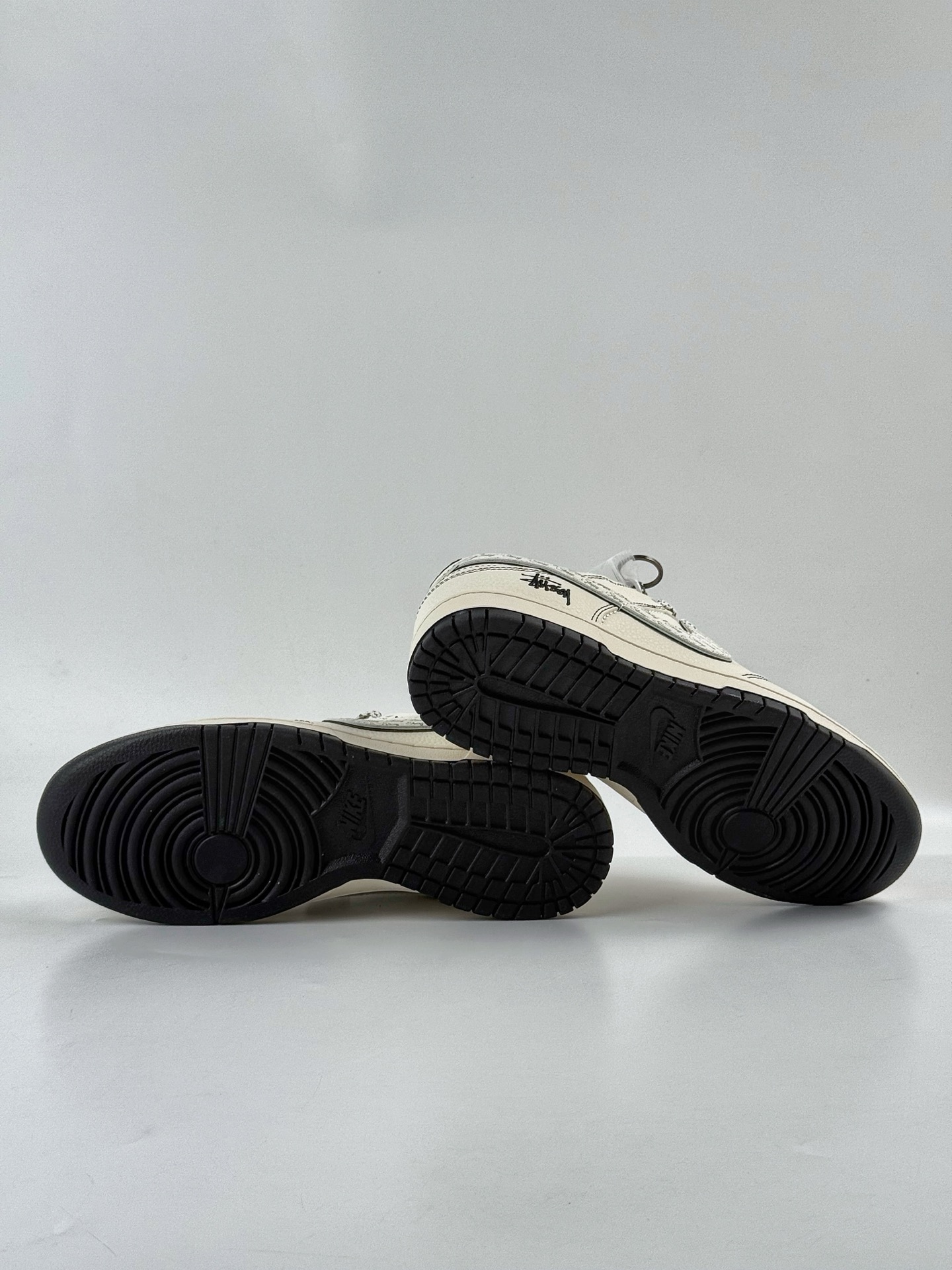 280 Nike SB Dunk Low x Stussy 白黑小勾满天星 HH7518-097