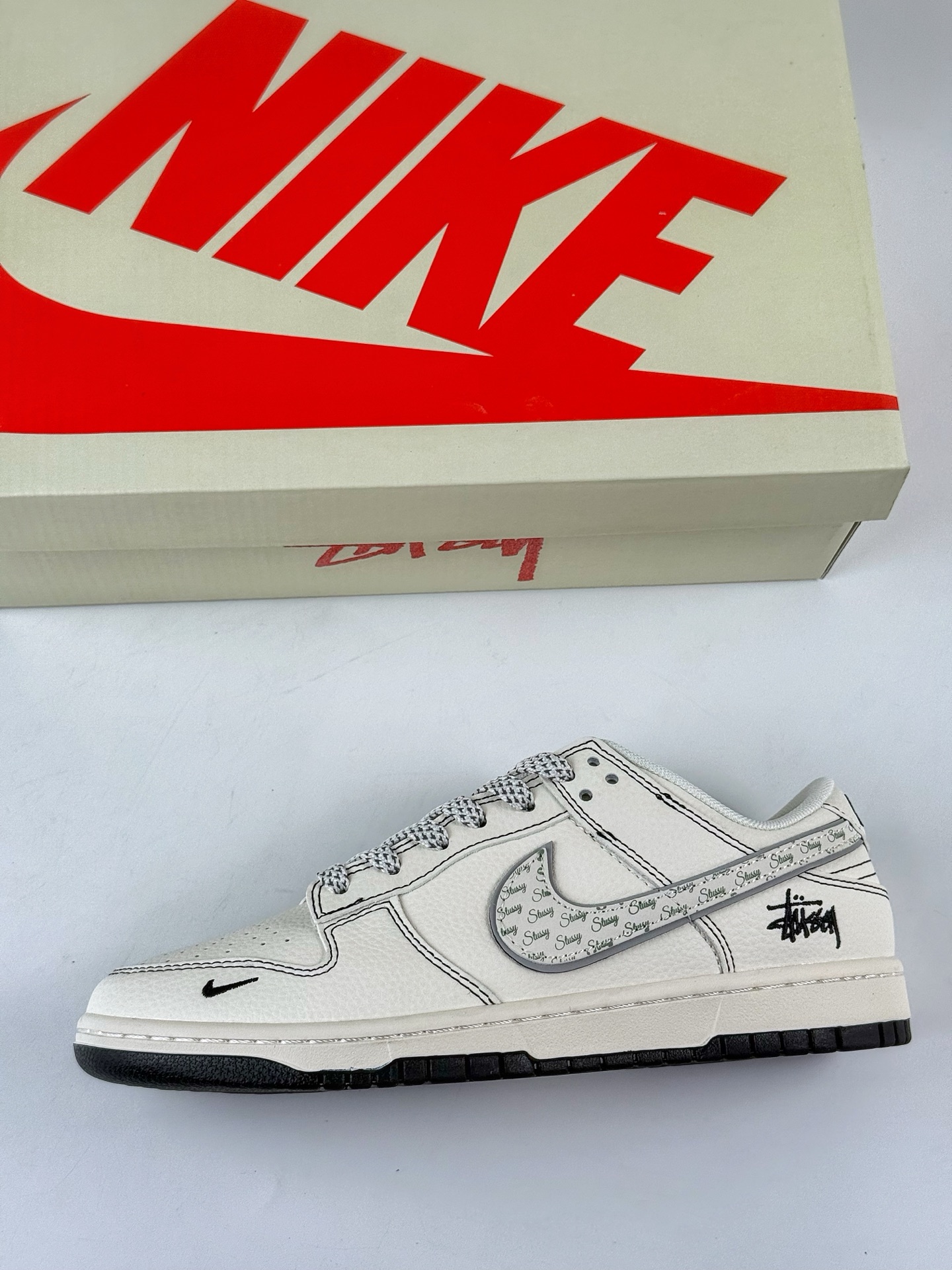 280 Nike SB Dunk Low x Stussy 白黑小勾满天星 HH7518-097