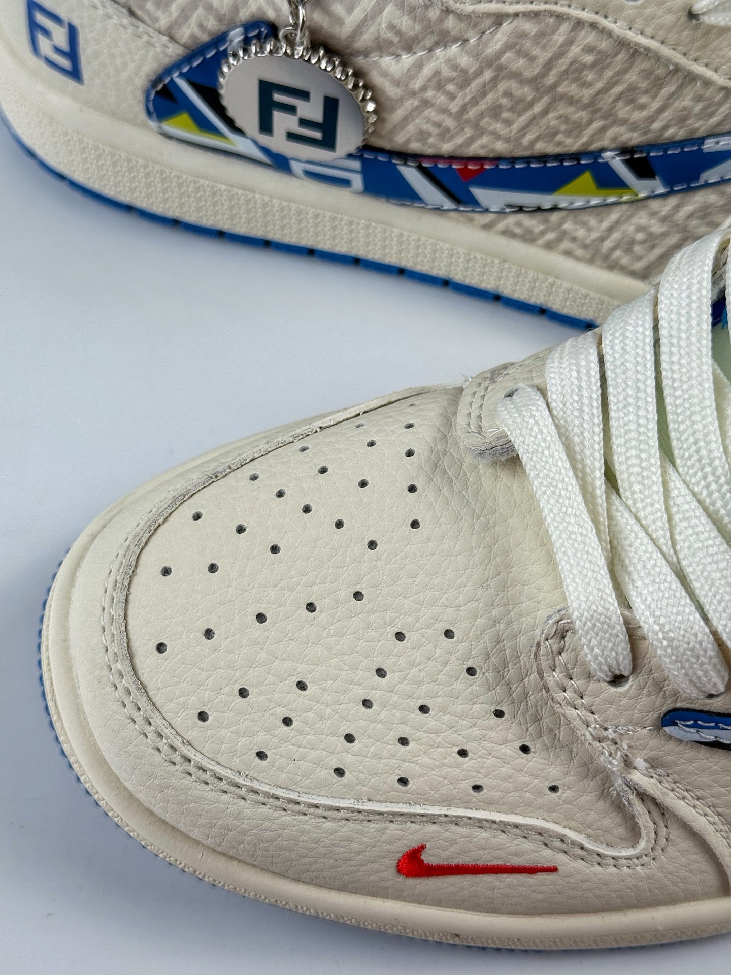 Travis Scott x Nike Air Jordan 1 Low x FENDI Air Jordan 1 Low 反转白蓝小勾倒钩 XS2025-080