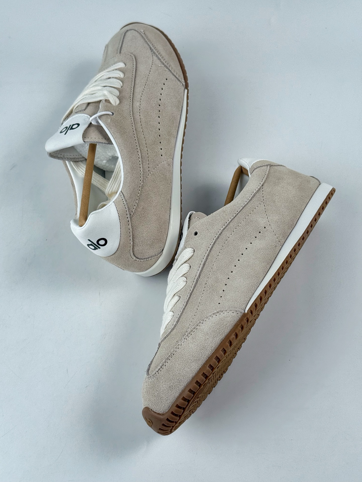 200 Alo yoga Sunset Seaker 米色 休闲城市通勤复古薄底德迅鞋