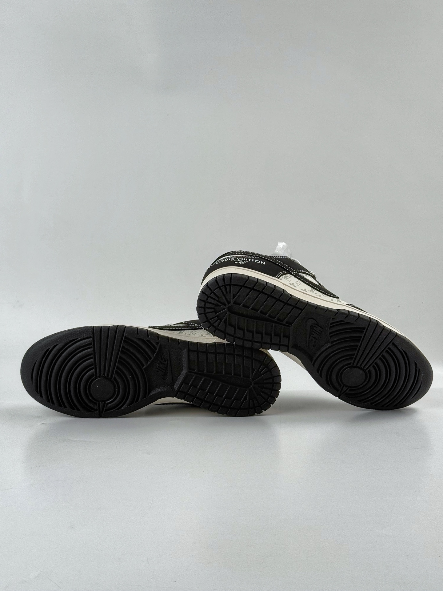 280 Nike SB Dunk Low x Louis Vuitton 黑白满天星 CS1688-111