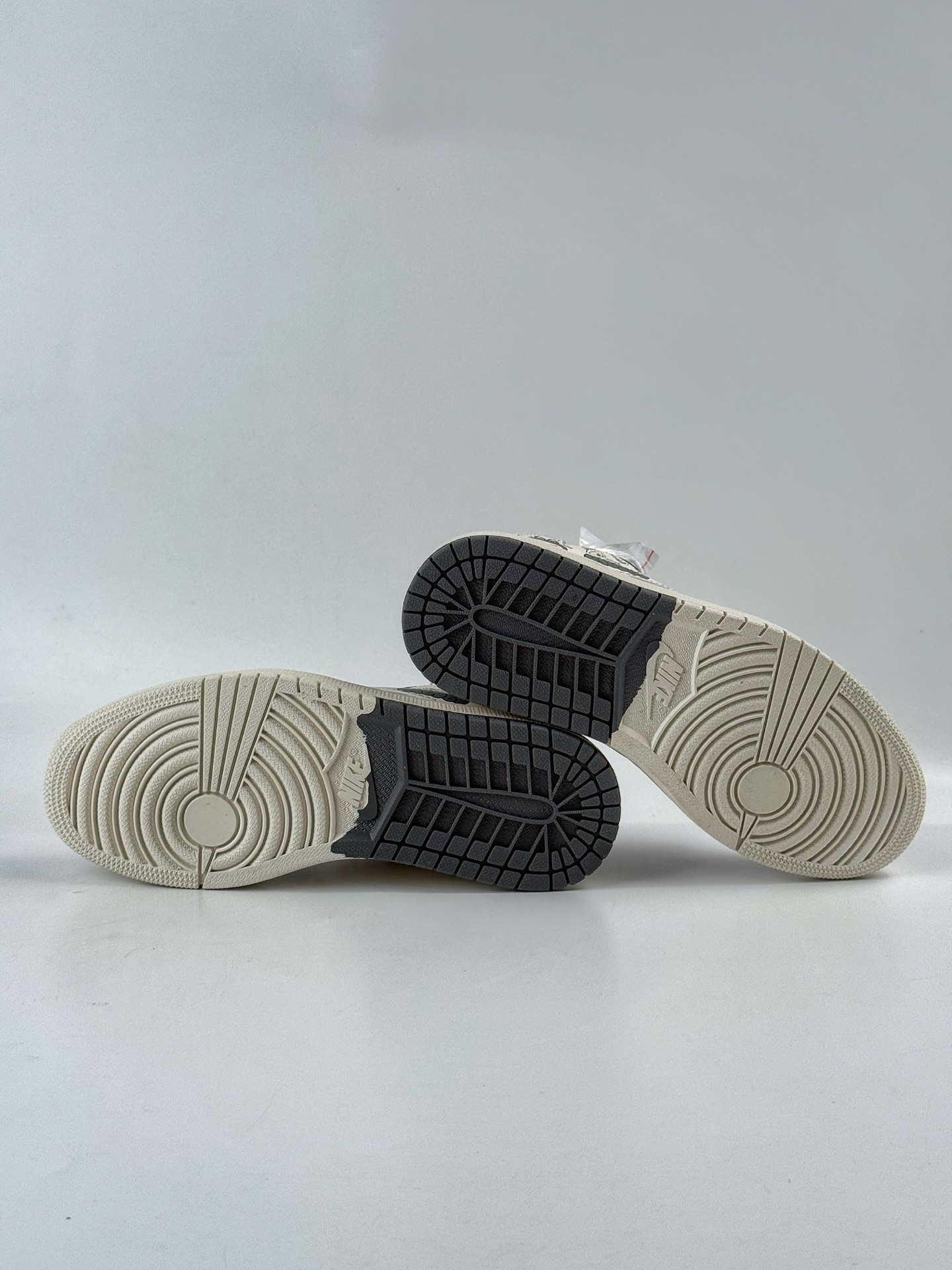 Travis Scott x Nike Air Jordan 1 Low x LABUBU Air Jordan 1 Low 反转灰白拉布布倒钩 LD2028-055 Travis Scott x Nike Air Jordan 1 Low x LABUBU Air Jordan 1 Low 反转灰白拉布布倒钩 LD2028-055