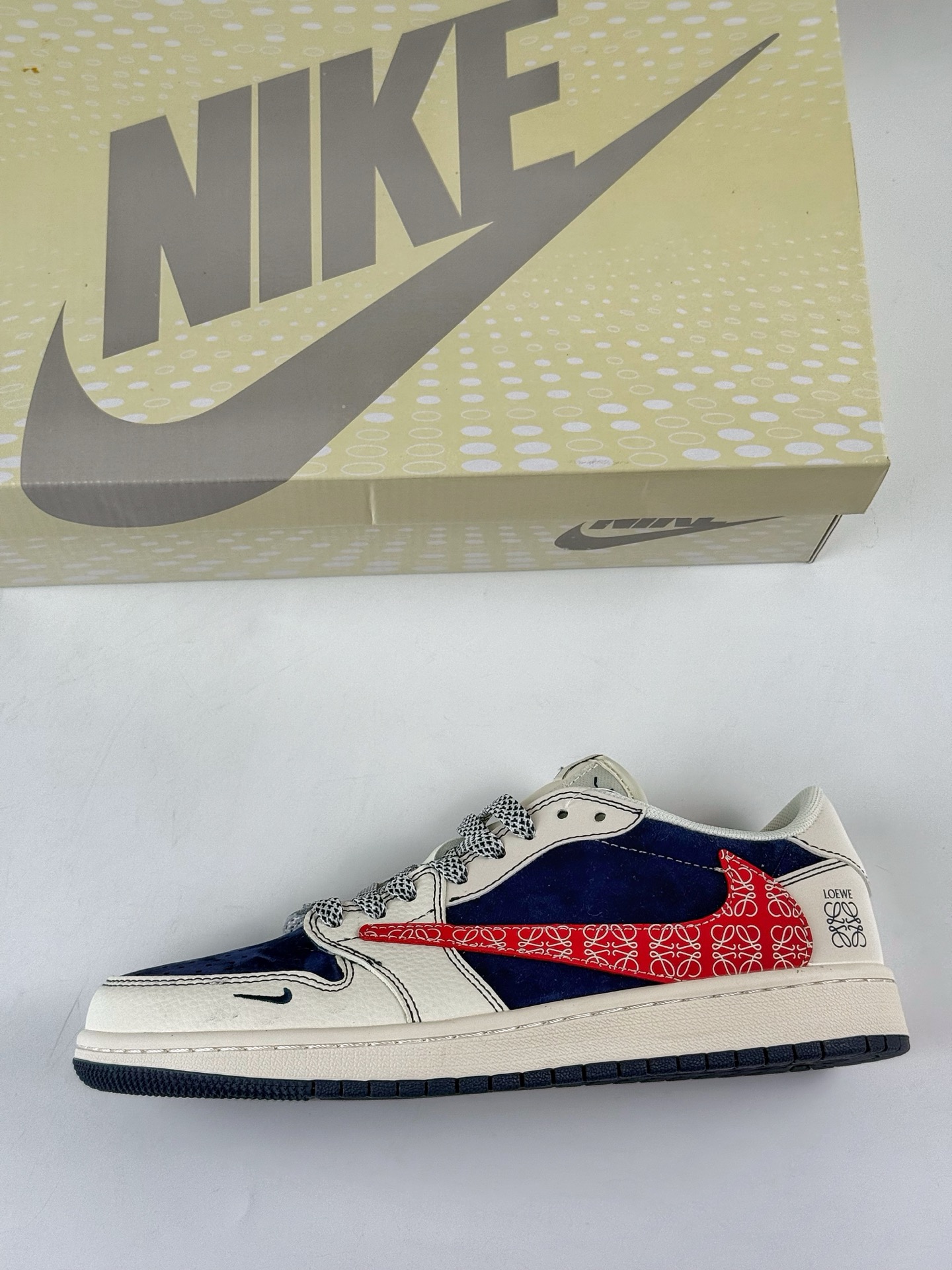 Travis Scott x Nike Air Jordan 1 Low x Loewe Air Jordan 1 Low 反转白蓝红小勾满天星倒钩 HS8068-067