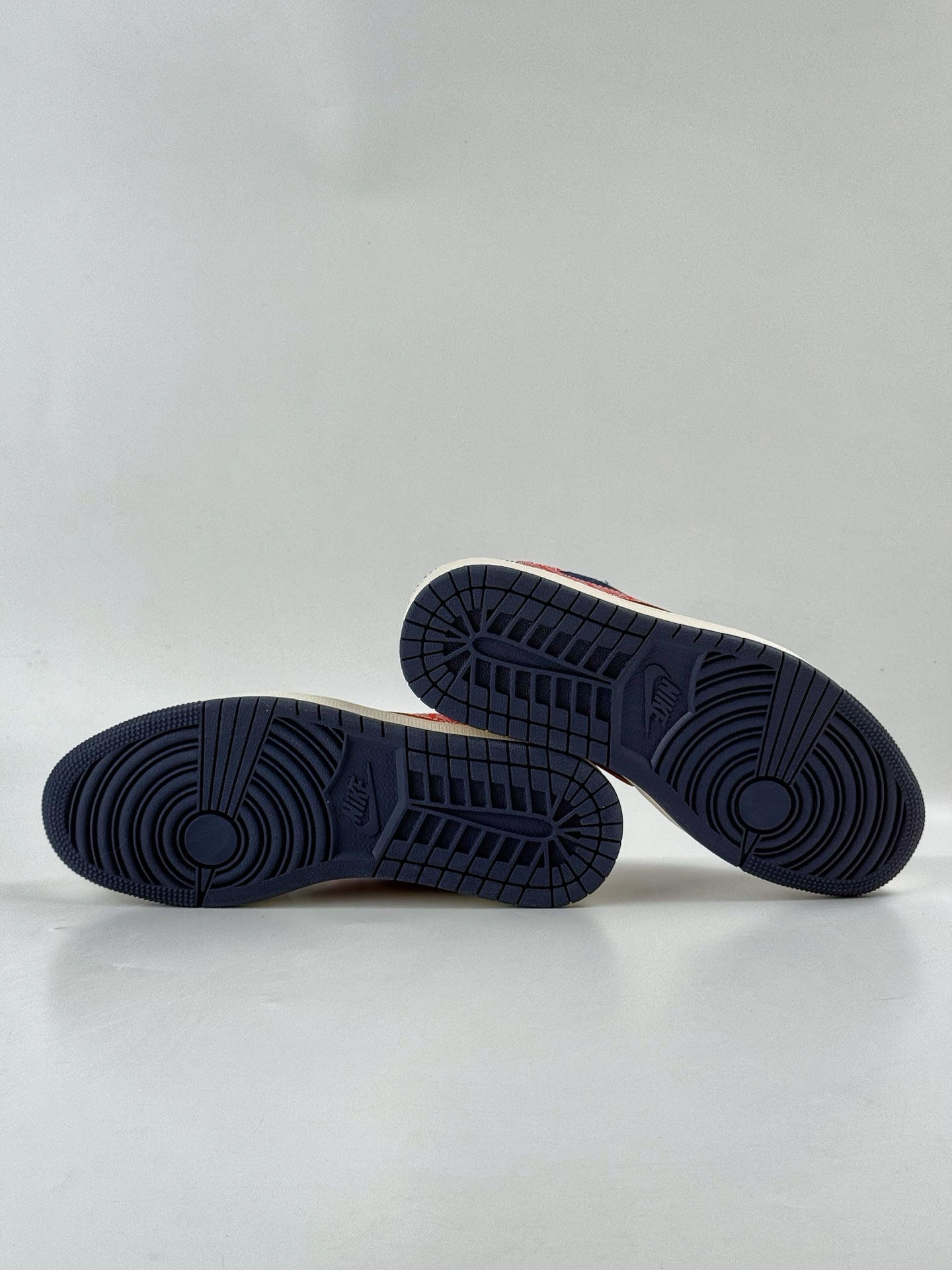 Travis Scott x Nike Air Jordan 1 Low x Loewe Air Jordan 1 Low 反转白蓝红小勾满天星倒钩 HS8068-067