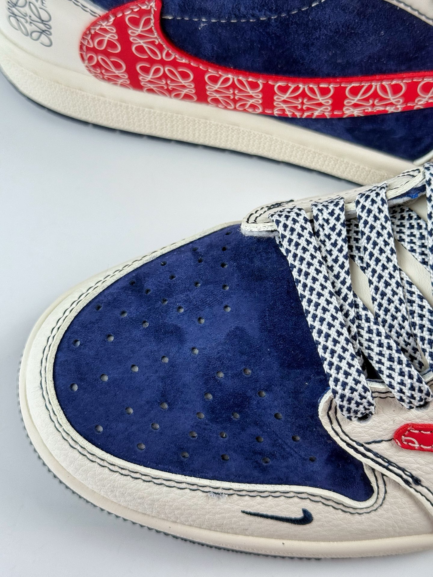 Travis Scott x Nike Air Jordan 1 Low x Loewe Air Jordan 1 Low 反转白蓝红小勾满天星倒钩 HS8068-067