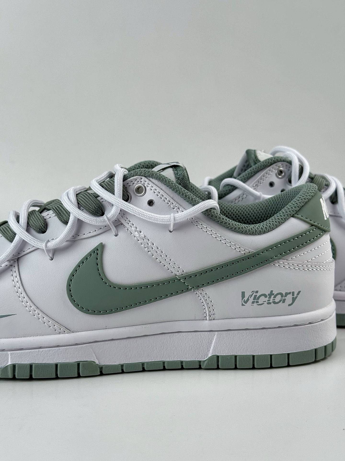 240 NIKE SB Dunk Low RETRO 雾绿 WG0528-102