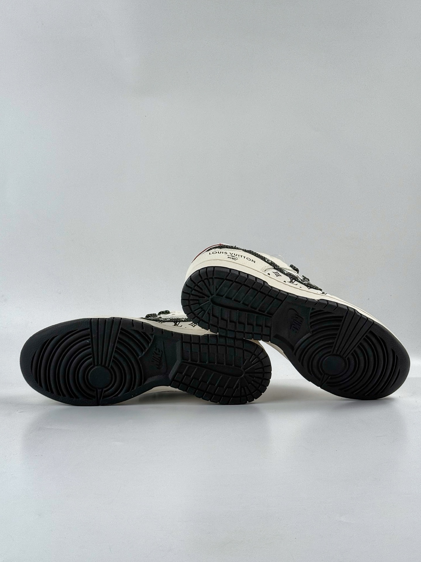 280 Nike SB Dunk Low x Louis Vuitton 白黑满天星 HT5088-607
