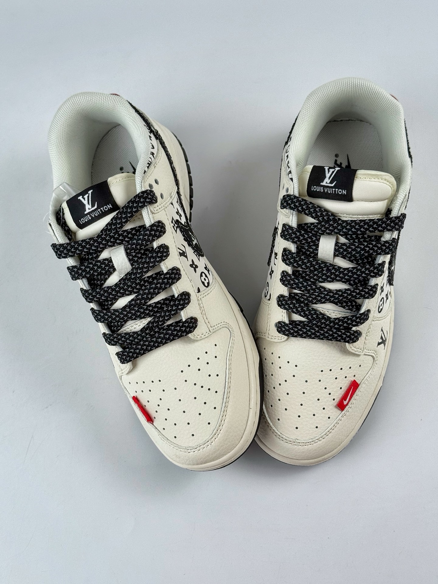 280 Nike SB Dunk Low x Louis Vuitton 白黑满天星 HT5088-607