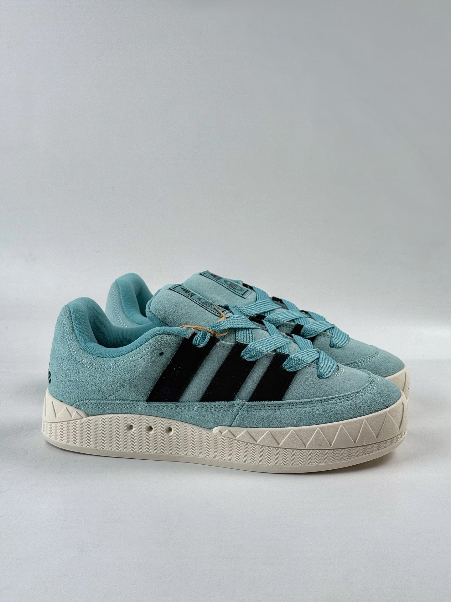 160 Adidas Originals Adimatic Yunk Low 马蒂奇系列低帮复古鲨鱼面包休闲运动滑板鞋 KI8880AK