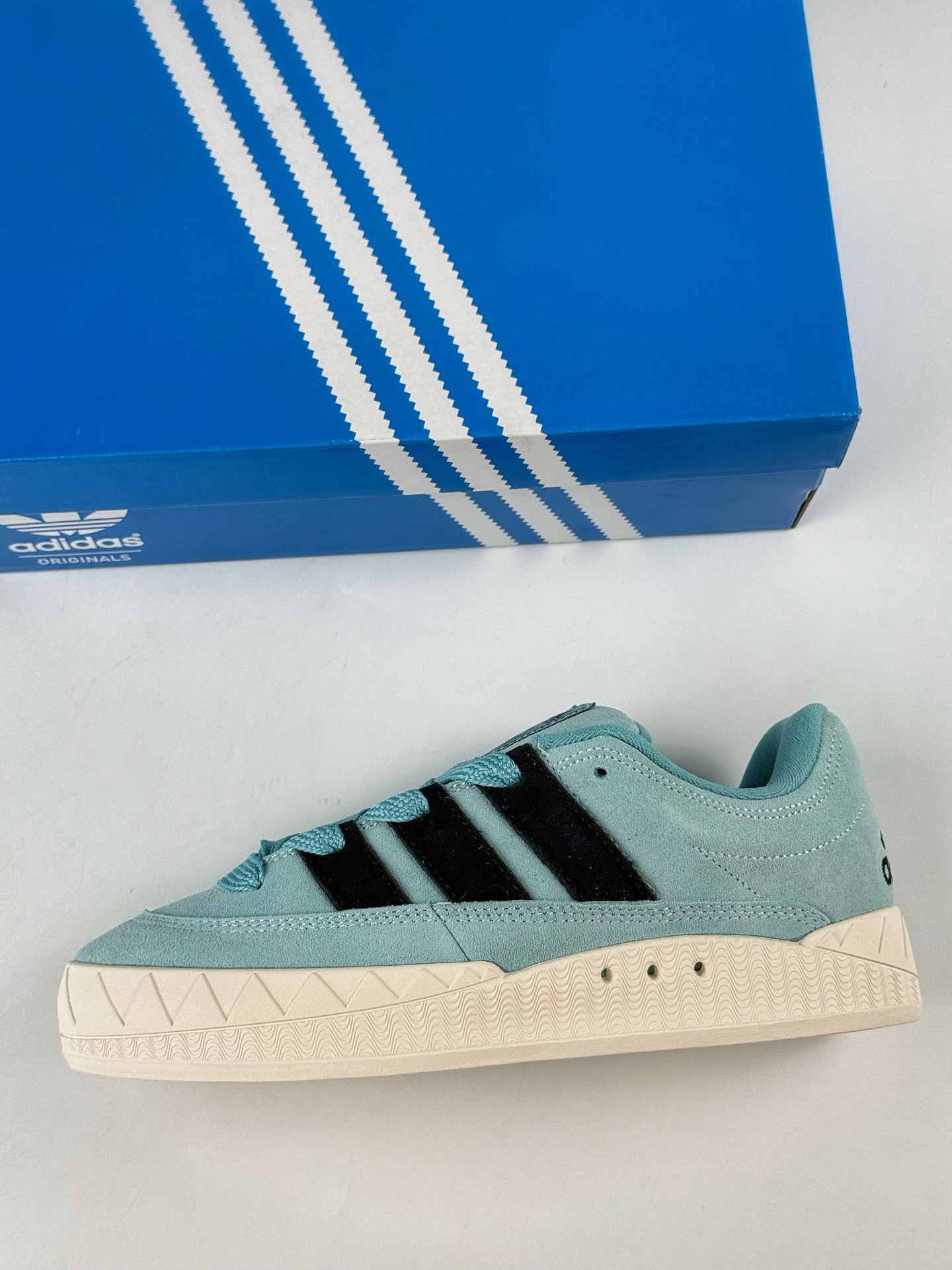 160 Adidas Originals Adimatic Yunk Low 马蒂奇系列低帮复古鲨鱼面包休闲运动滑板鞋 KI8880AK