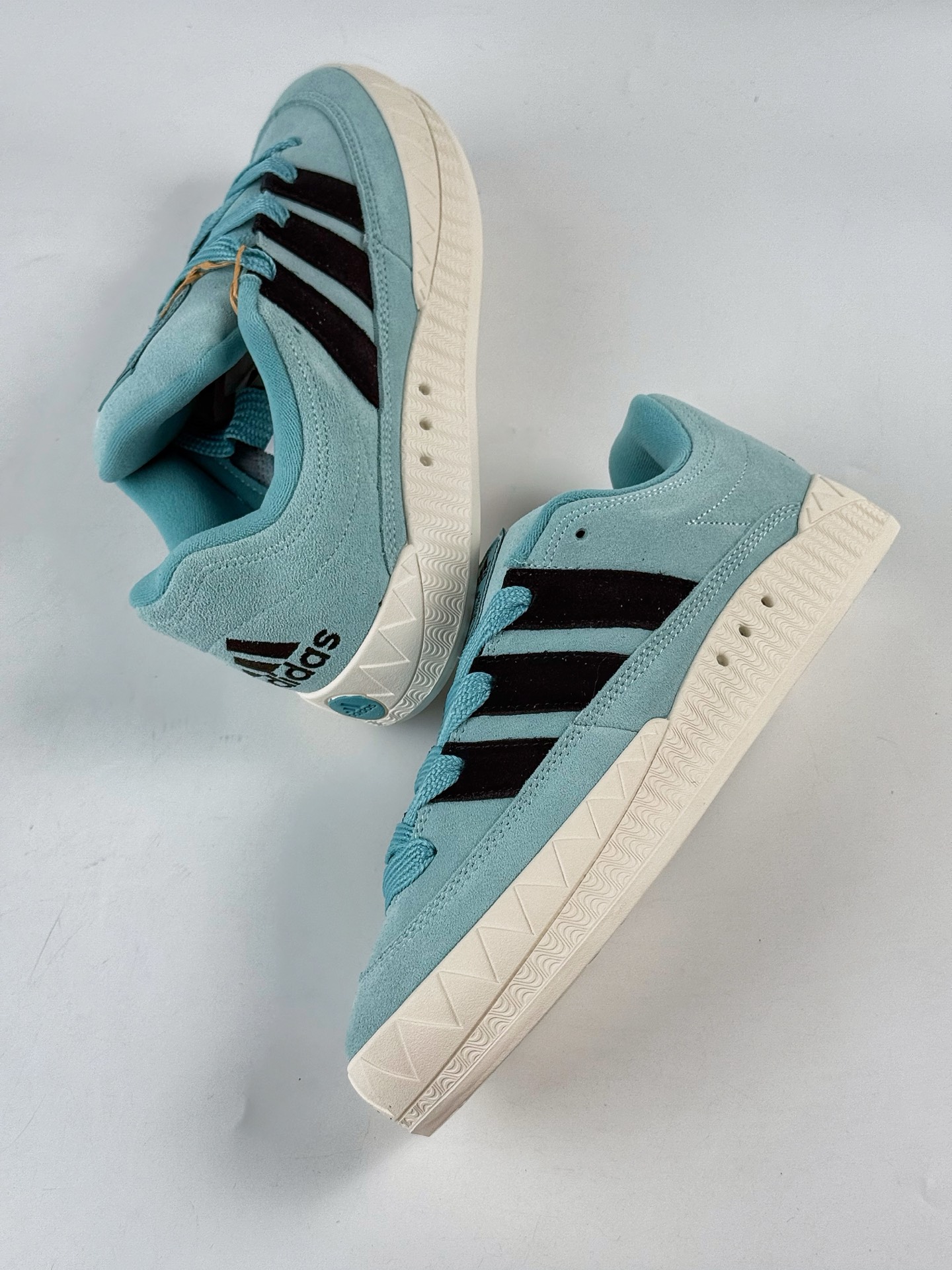 160 Adidas Originals Adimatic Yunk Low 马蒂奇系列低帮复古鲨鱼面包休闲运动滑板鞋 KI8880AK