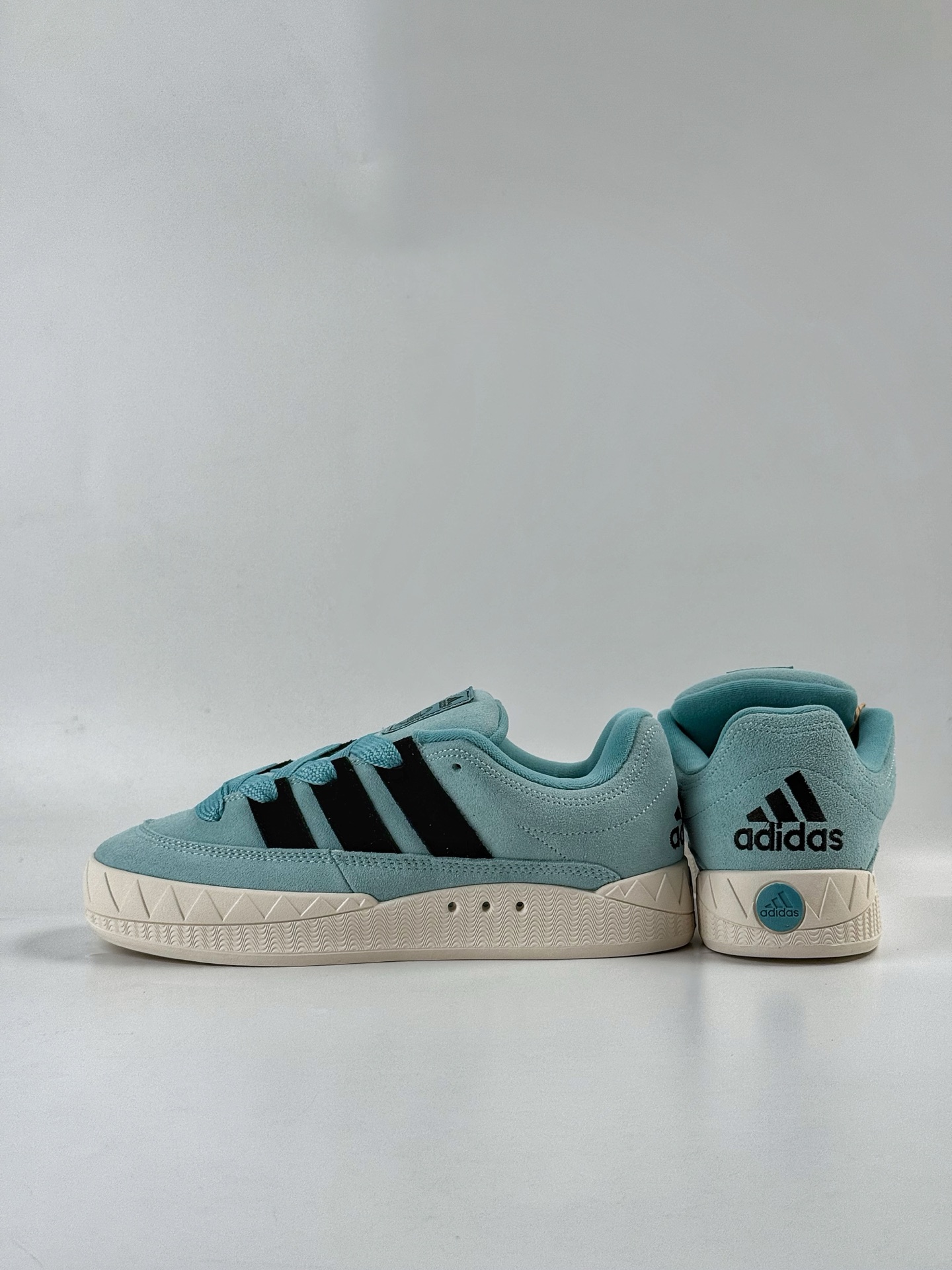 160 Adidas Originals Adimatic Yunk Low 马蒂奇系列低帮复古鲨鱼面包休闲运动滑板鞋 KI8880AK