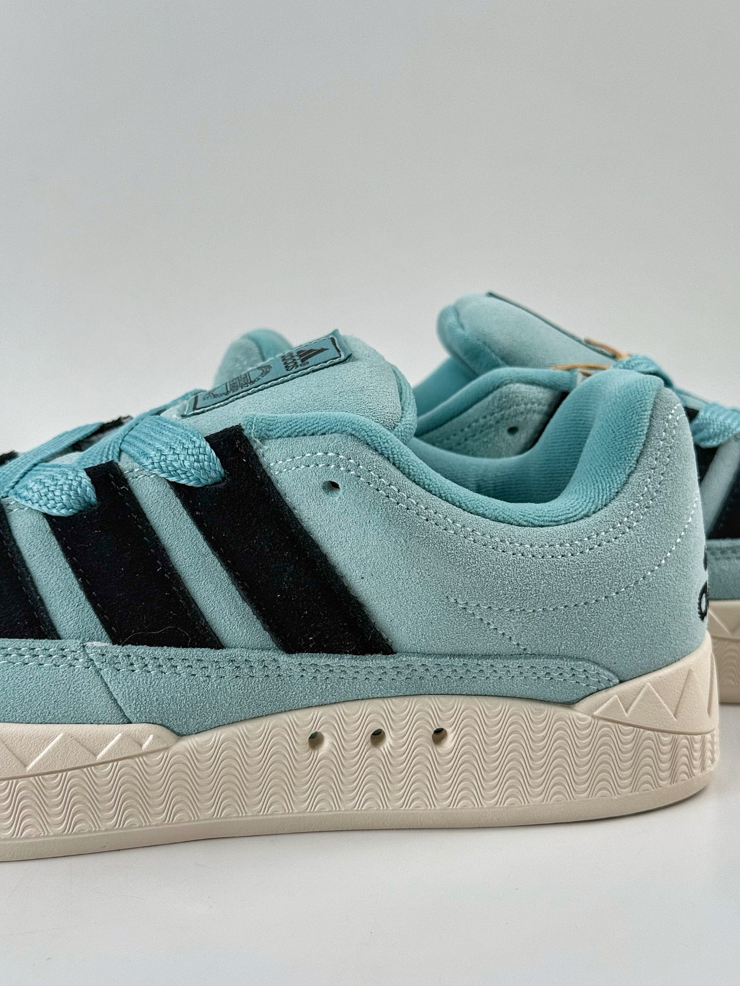 160 Adidas Originals Adimatic Yunk Low 马蒂奇系列低帮复古鲨鱼面包休闲运动滑板鞋 KI8880AK